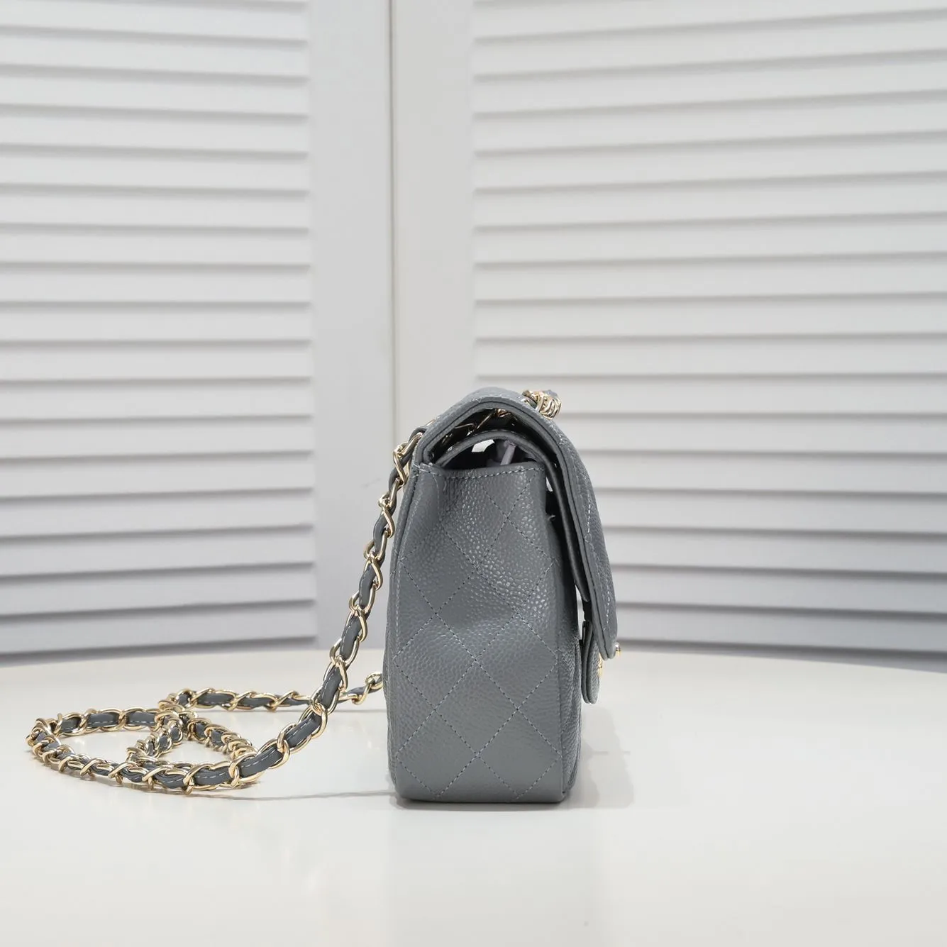 💰400￥Gray Chanel,...Palace-level poison👏...Original overseas factory CF2.55...😱 Absolutely the top-notch caviar ball-grain cowhide you have never seen...✨Real K gold➰Gold buckle✨👑 The line spacing is perfectly consistent. The side of the bag is perfectly streamlined👏..It must have such a texture to be perfect💋 Follow the 9-pin diamond pattern. The flip cover is smooth and seamless ☑️ Strong visual three-dimensional effect 🔱 The diamond pattern is full and delicate 💑 It is super smooth, soft and comfortable to use 👒 CF is a must-have for girls. Size: 25.5*16*6.5cm. Style number: 1112 ball pattern