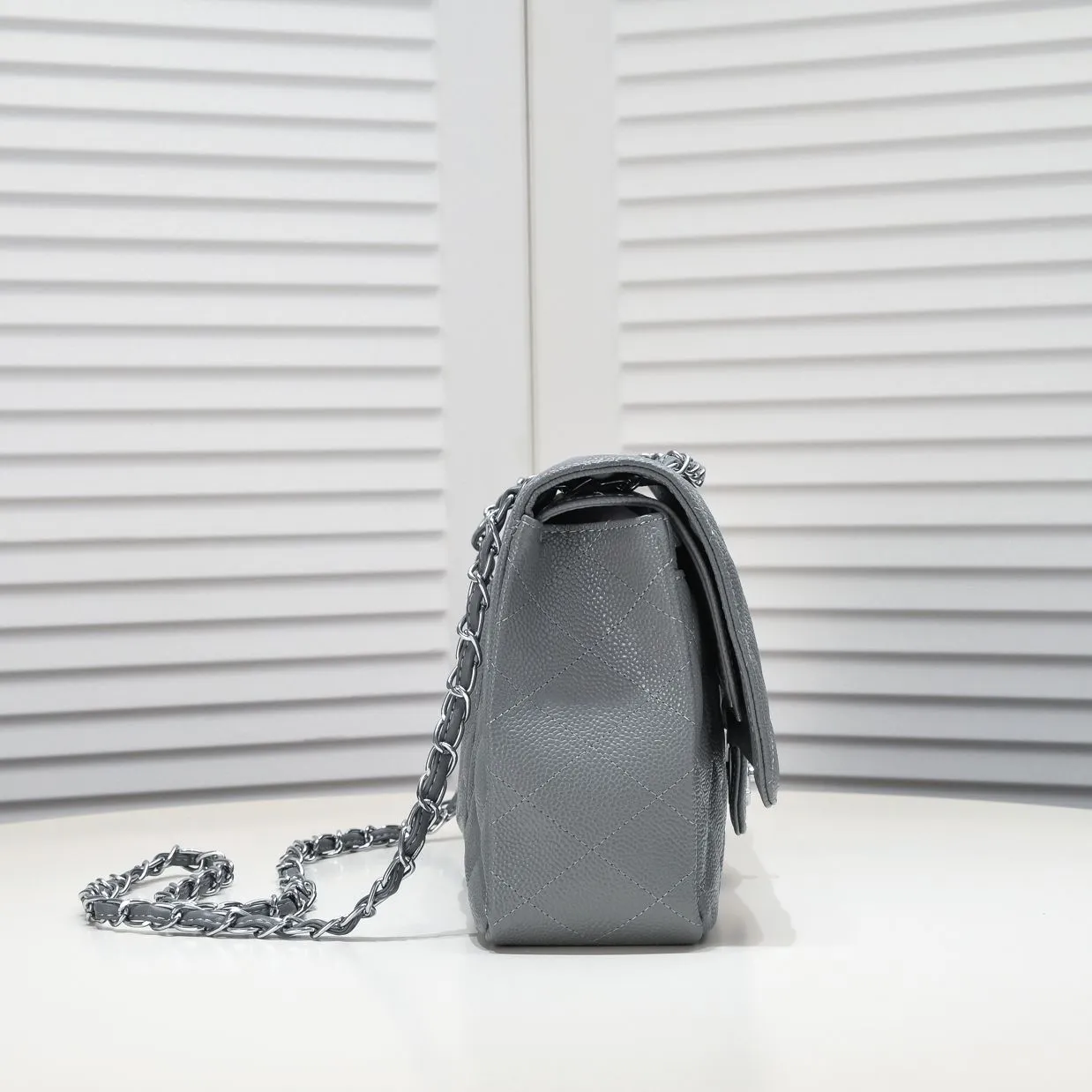 💰460￥Gray [color] Chanel [color] century classic, carefully crafted with exquisite workmanship of every stitch and thread, imported caviar cowhide with original hardware, full rhombus 💯The shape and softness of the whole bag are particularly perfect 👍👍😔😔Classic and irresistible, size: 30X18X8cm, style number: 1113