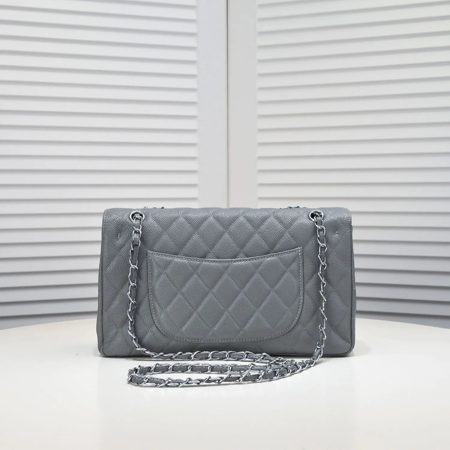 💰460￥Gray [color] Chanel [color] century classic, carefully crafted with exquisite workmanship of every stitch and thread, imported caviar cowhide with original hardware, full rhombus 💯The shape and softness of the whole bag are particularly perfect 👍👍😔😔Classic and irresistible, size: 30X18X8cm, style number: 1113