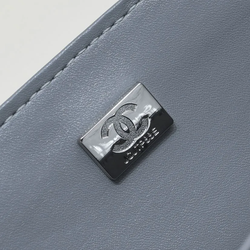 💰460￥Gray [color] Chanel [color] century classic, carefully crafted with exquisite workmanship of every stitch and thread, imported caviar cowhide with original hardware, full rhombus 💯The shape and softness of the whole bag are particularly perfect 👍👍😔😔Classic and irresistible, size: 30X18X8cm, style number: 1113