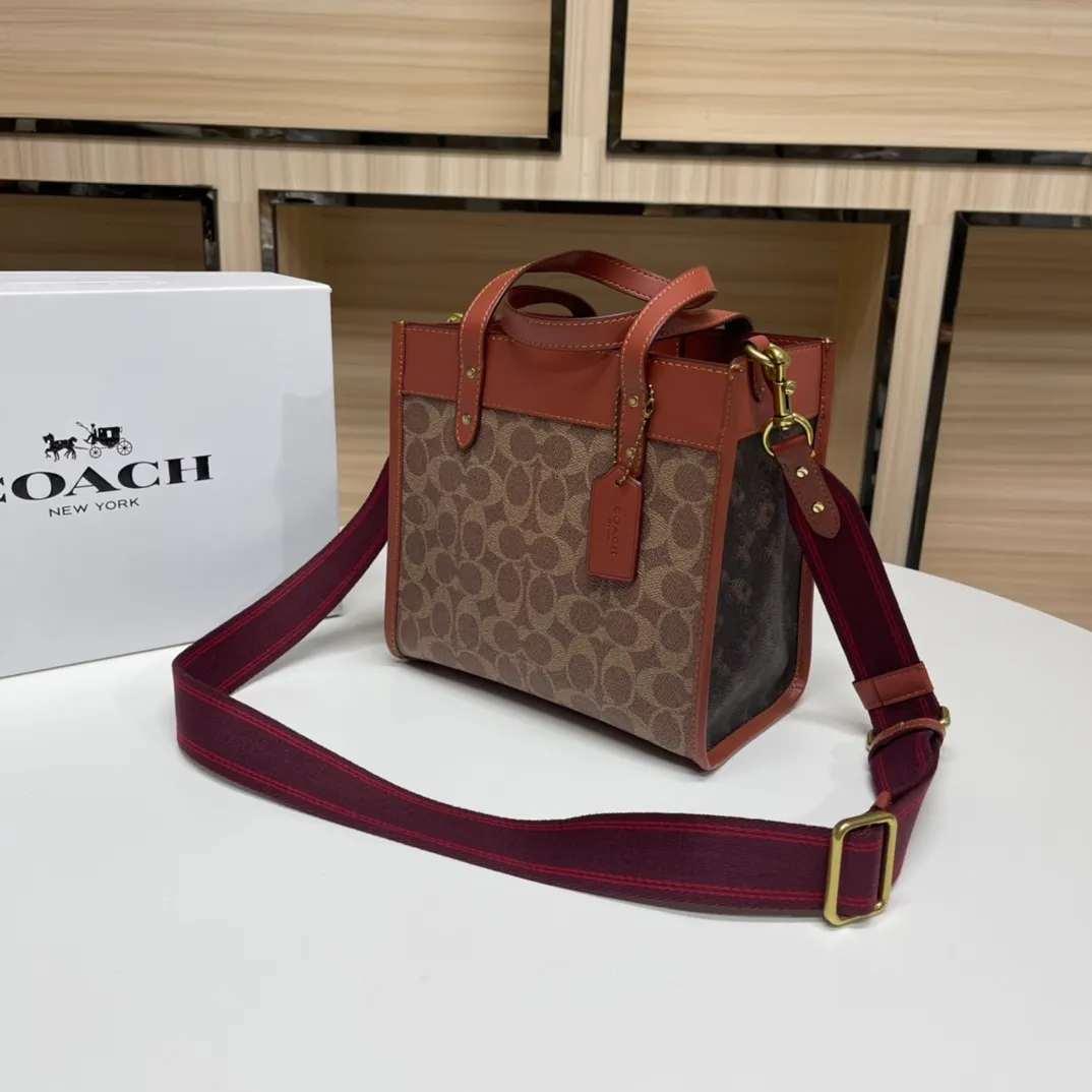 Batch 440💰coach/Coach new model number: C3866. Coach Field Tote 22 Classic C logo series tote, simple yet high-end. Square and square. It looks cute and cute. It can be carried in the hand, on the shoulder, or cross-body. It is versatile and practical. It is super popular ~ the favorite of petite girls~ Size: 22*21*12 cm,