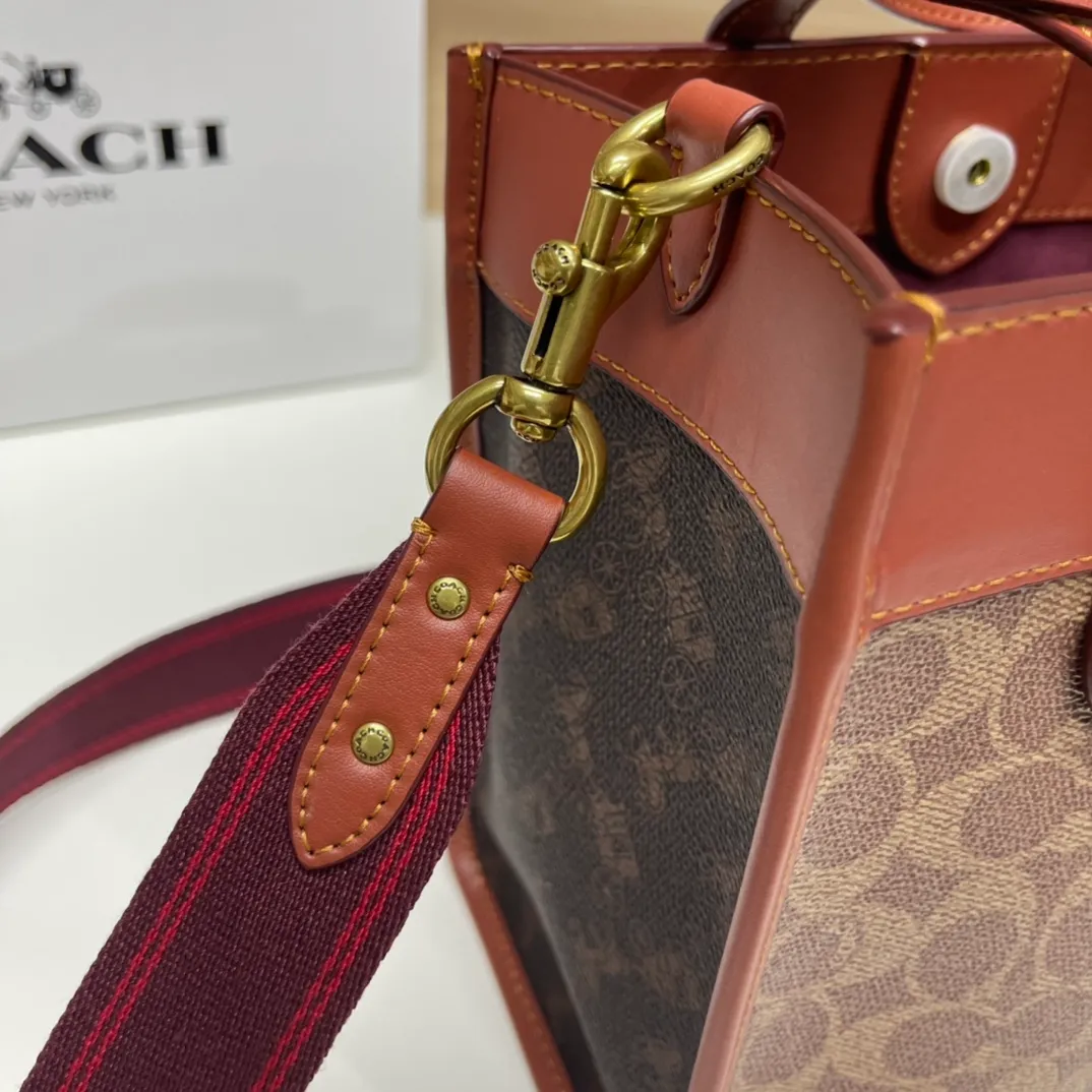 Batch 440💰coach/Coach new model number: C3866. Coach Field Tote 22 Classic C logo series tote, simple yet high-end. Square and square. It looks cute and cute. It can be carried in the hand, on the shoulder, or cross-body. It is versatile and practical. It is super popular ~ the favorite of petite girls~ Size: 22*21*12 cm,