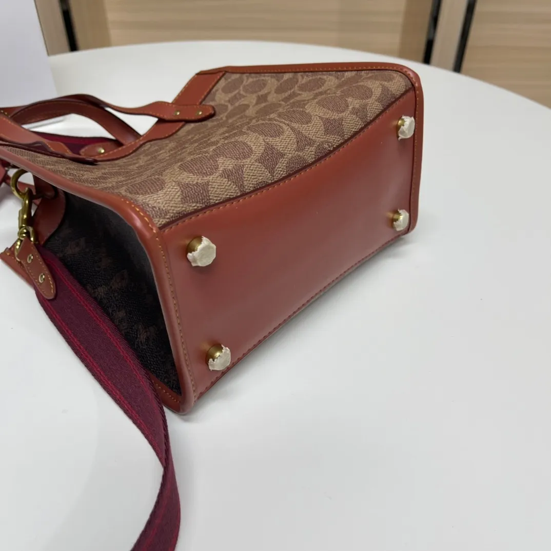 Batch 440💰coach/Coach new model number: C3866. Coach Field Tote 22 Classic C logo series tote, simple yet high-end. Square and square. It looks cute and cute. It can be carried in the hand, on the shoulder, or cross-body. It is versatile and practical. It is super popular ~ the favorite of petite girls~ Size: 22*21*12 cm,