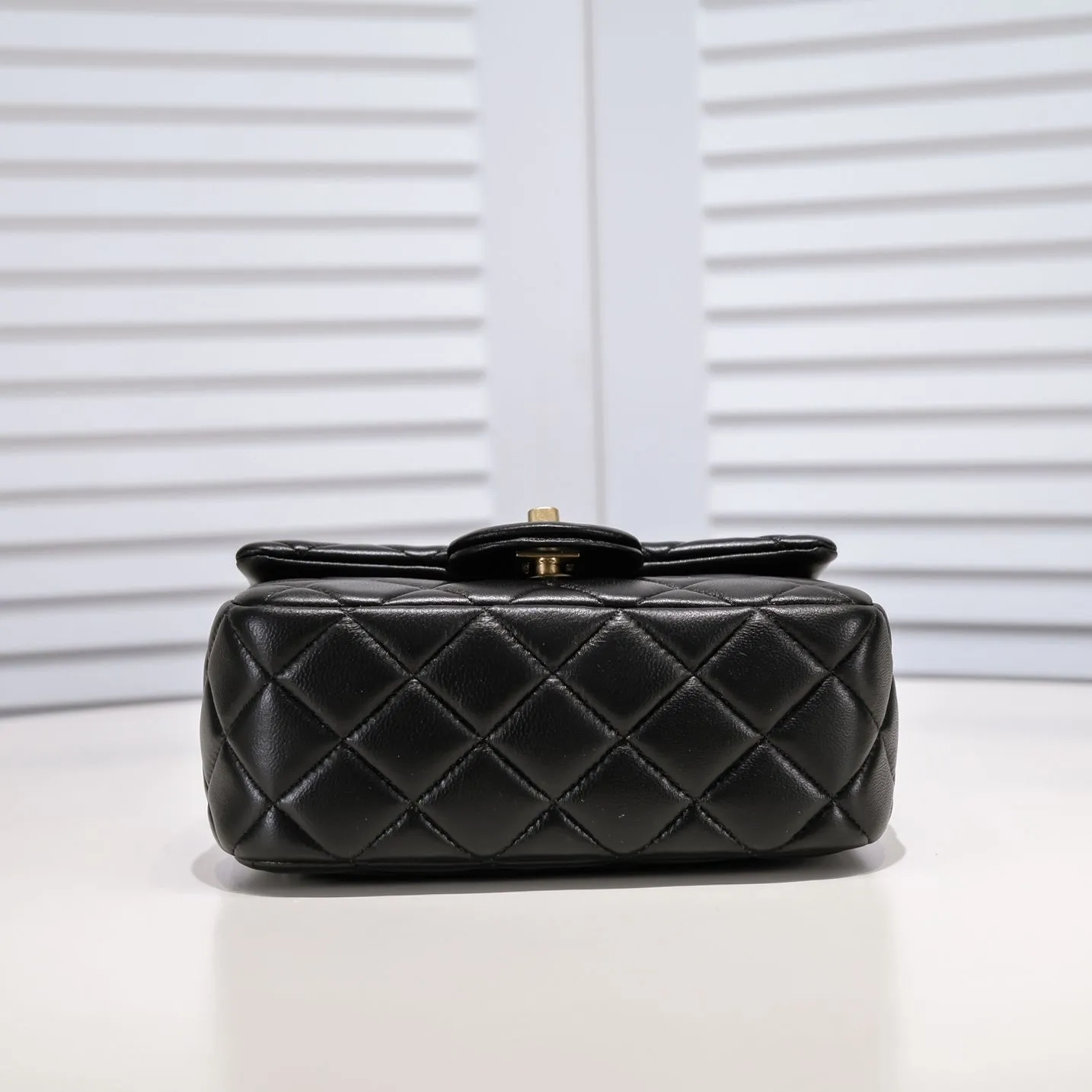 💰360￥💞Chanel✨The most popular metal cf mini flap bag, hollow braided rope gold ball, there is an extra small gold ball on the chain, the finishing touch, the icing on the cake. It is not only retro and beautiful, but also the length of the chain can be adjusted. It can be used as a waist bag or as a crossbody on one shoulder. It is so exquisite and perfect💕 Love it🥰🥰Out of stock all over the world🤩🤩Model number: 1786 Size: 18*13*7cm