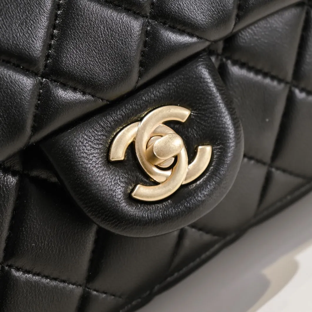 💰360￥💞Chanel✨The most popular metal cf mini flap bag, hollow braided rope gold ball, there is an extra small gold ball on the chain, the finishing touch, the icing on the cake. It is not only retro and beautiful, but also the length of the chain can be adjusted. It can be used as a waist bag or as a crossbody on one shoulder. It is so exquisite and perfect💕 Love it🥰🥰Out of stock all over the world🤩🤩Model number: 1786 Size: 18*13*7cm