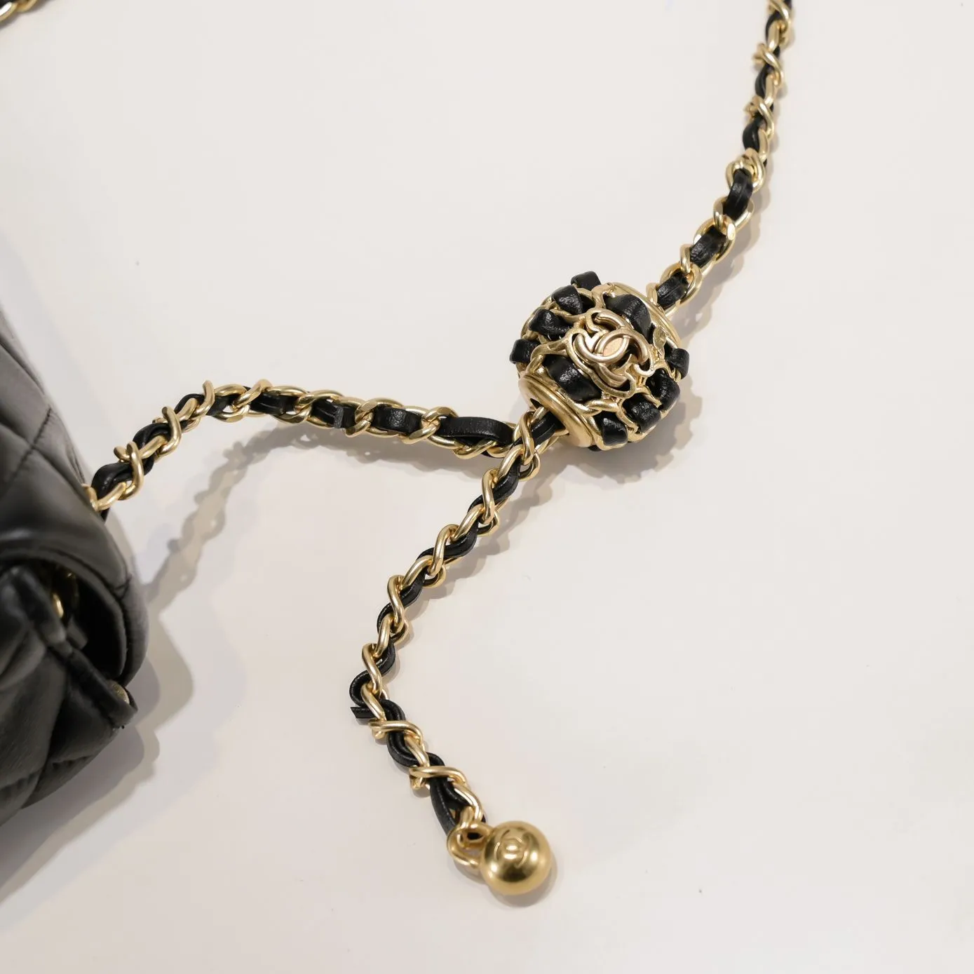 💰360￥💞Chanel✨The most popular metal cf mini flap bag, hollow braided rope gold ball, there is an extra small gold ball on the chain, the finishing touch, the icing on the cake. It is not only retro and beautiful, but also the length of the chain can be adjusted. It can be used as a waist bag or as a crossbody on one shoulder. It is so exquisite and perfect💕 Love it🥰🥰Out of stock all over the world🤩🤩Model number: 1786 Size: 18*13*7cm