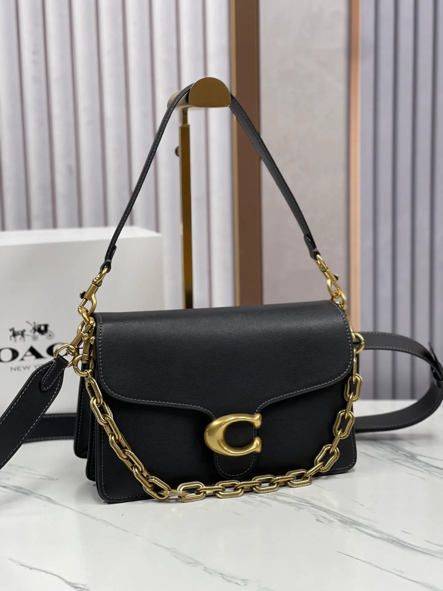 P500💰120 new product chaintabby model CAF5252 added internal compartment cover is soft and casual multi-layered super packaging super practical three shoulder straps and chains can create a variety of styles size 26:16.5*8.5