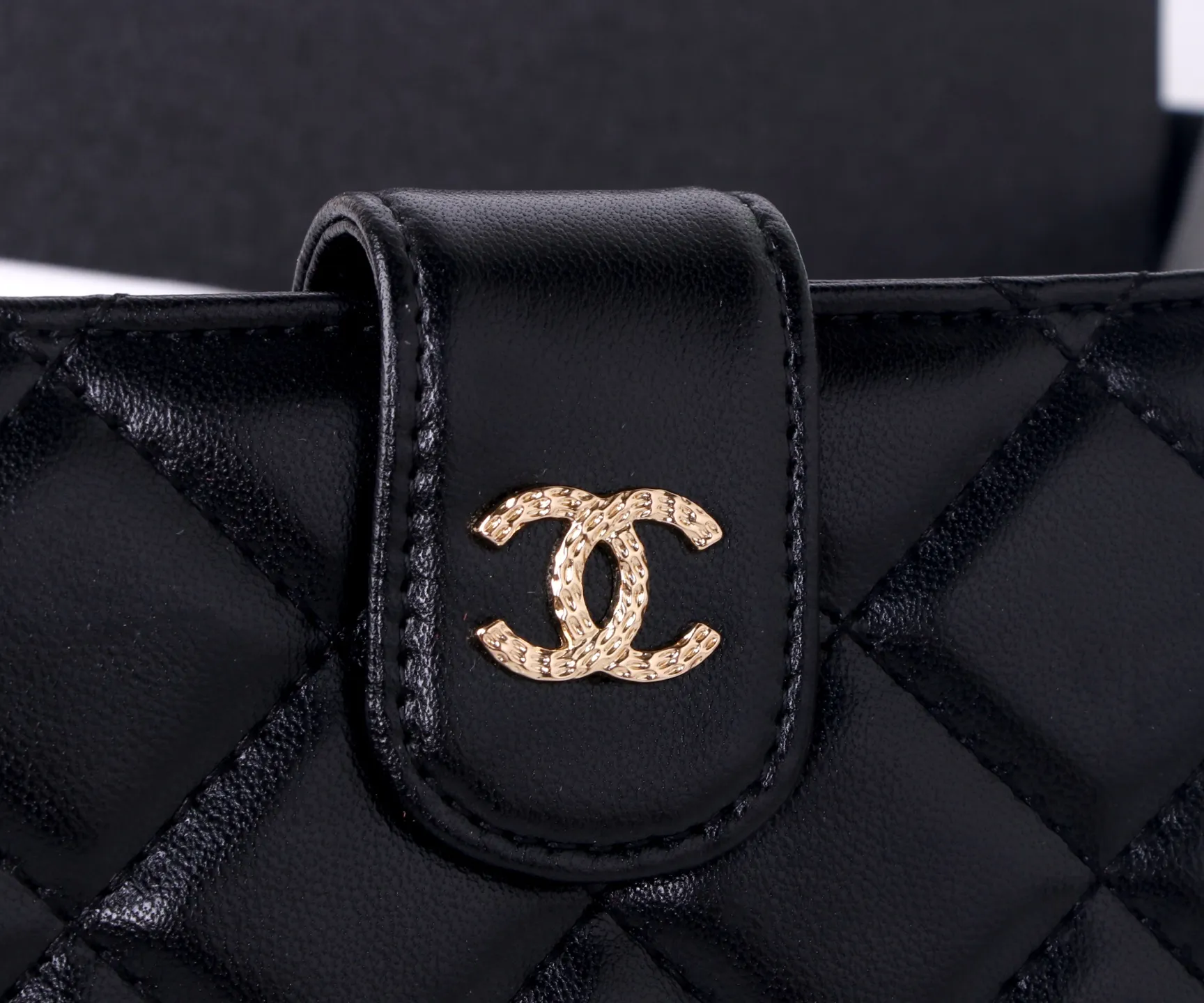 P170 Style No.: 801 Brand: Chanel Color: Black Pink Size: 15*10*3 Description: The latest models from Chanel counters are now available! Made of first-layer lambskin, the workmanship is exquisite, comparable to the counters! Multifunctional small wallet with rich interior compartments, super practical!
