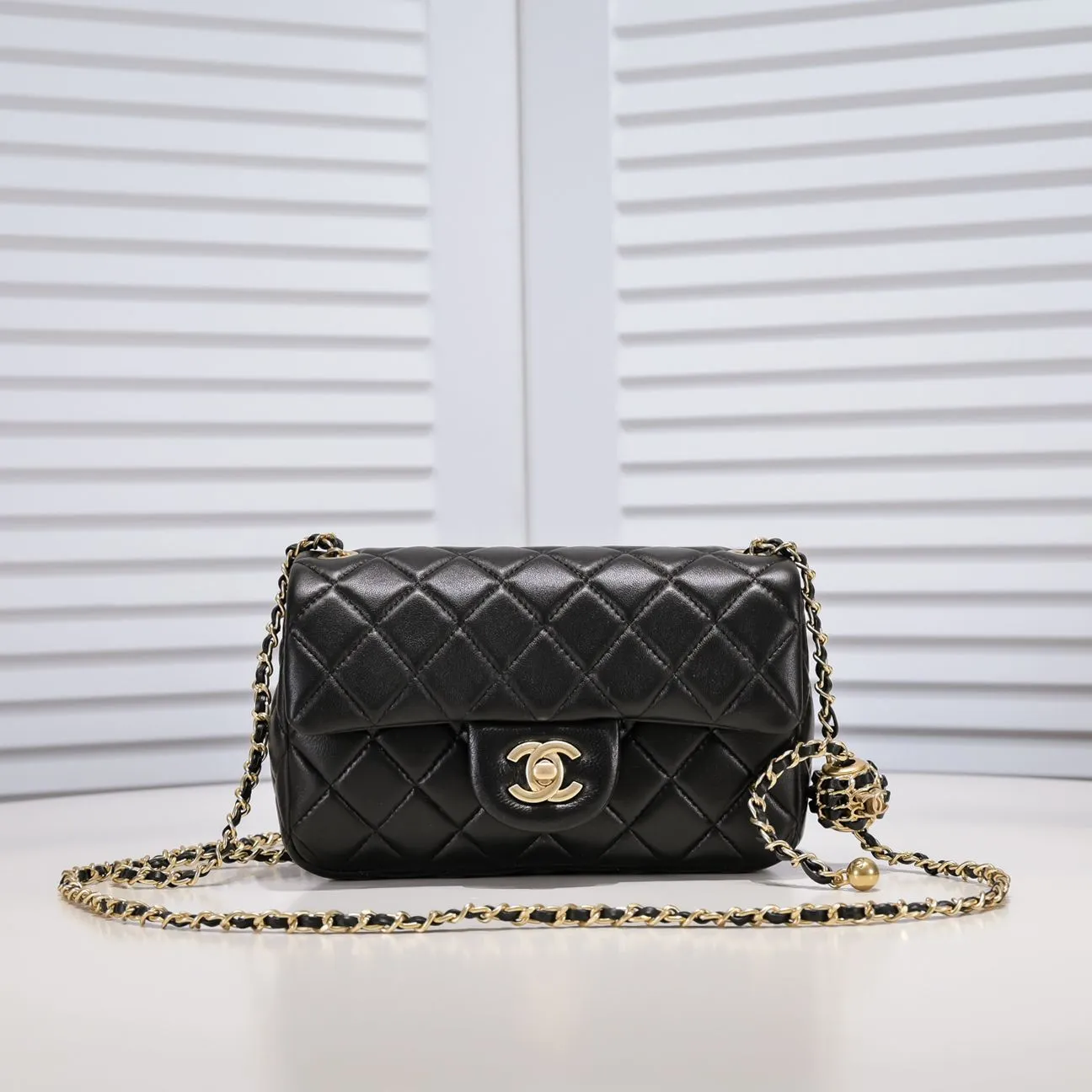 💰370￥💞Chanel✨The most popular metal cf mini flap bag, hollow braided rope gold ball, an extra small gold ball on the chain, the finishing touch, the icing on the cake. It is not only retro and beautiful, but also the length of the chain can be adjusted. It can be used as a waist bag or as a crossbody on one shoulder. It is so exquisite and perfect💕 Love it🥰🥰Out of stock all over the world🤩🤩Model number: 1787 Size: 20*13*7cm