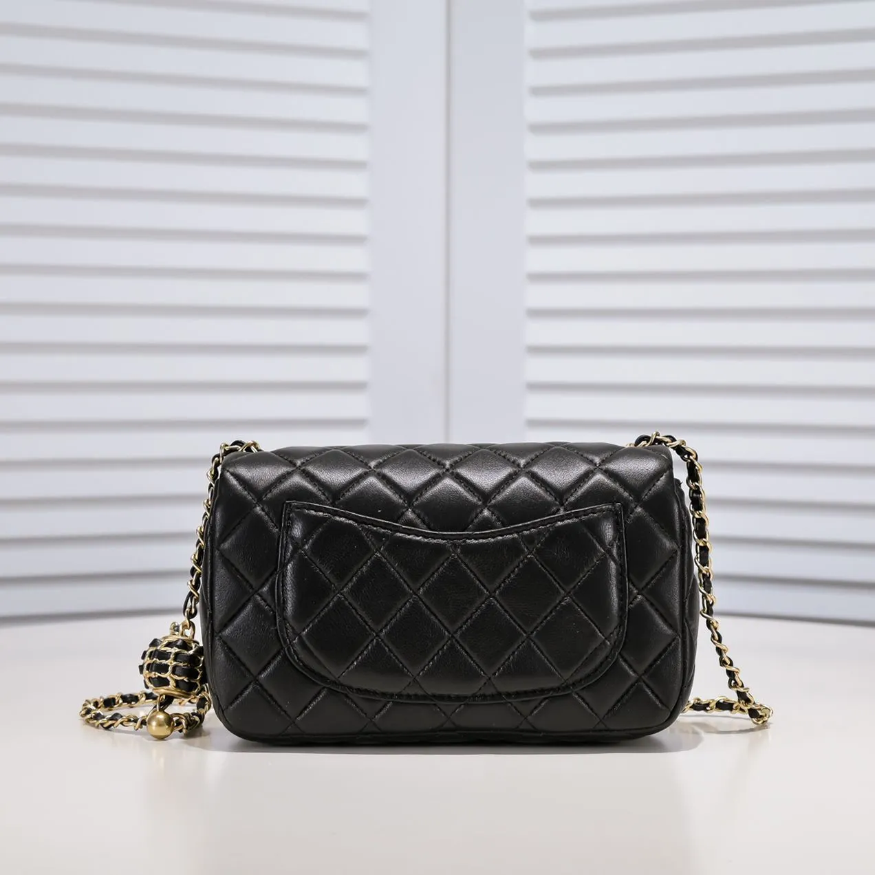 💰370￥💞Chanel✨The most popular metal cf mini flap bag, hollow braided rope gold ball, an extra small gold ball on the chain, the finishing touch, the icing on the cake. It is not only retro and beautiful, but also the length of the chain can be adjusted. It can be used as a waist bag or as a crossbody on one shoulder. It is so exquisite and perfect💕 Love it🥰🥰Out of stock all over the world🤩🤩Model number: 1787 Size: 20*13*7cm