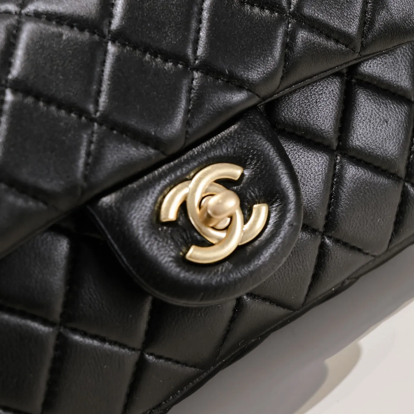 💰370￥💞Chanel✨The most popular metal cf mini flap bag, hollow braided rope gold ball, an extra small gold ball on the chain, the finishing touch, the icing on the cake. It is not only retro and beautiful, but also the length of the chain can be adjusted. It can be used as a waist bag or as a crossbody on one shoulder. It is so exquisite and perfect💕 Love it🥰🥰Out of stock all over the world🤩🤩Model number: 1787 Size: 20*13*7cm