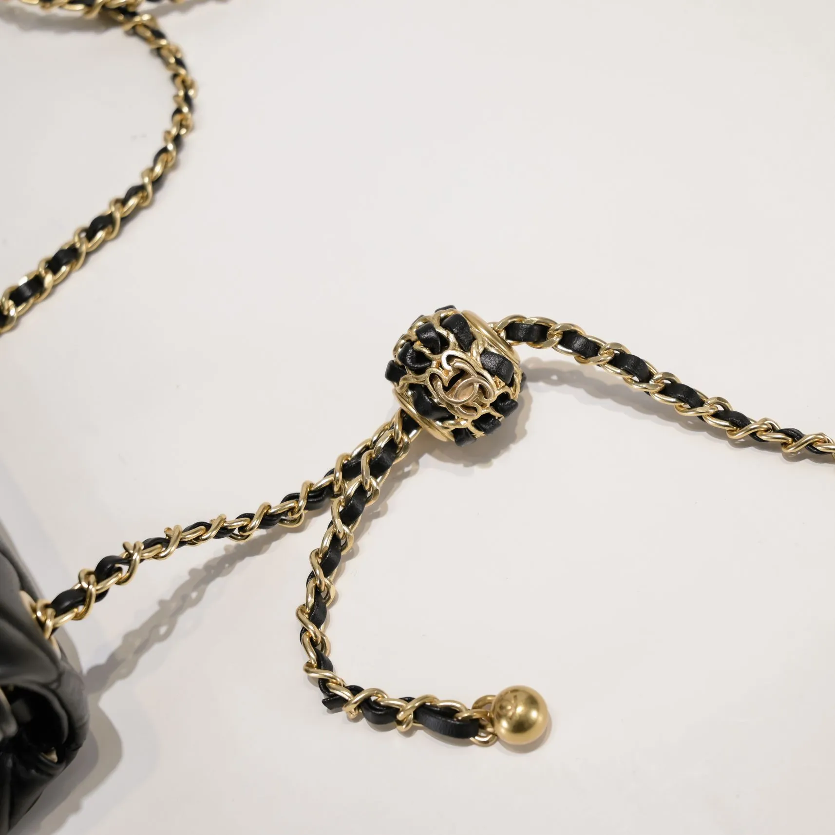💰370￥💞Chanel✨The most popular metal cf mini flap bag, hollow braided rope gold ball, an extra small gold ball on the chain, the finishing touch, the icing on the cake. It is not only retro and beautiful, but also the length of the chain can be adjusted. It can be used as a waist bag or as a crossbody on one shoulder. It is so exquisite and perfect💕 Love it🥰🥰Out of stock all over the world🤩🤩Model number: 1787 Size: 20*13*7cm
