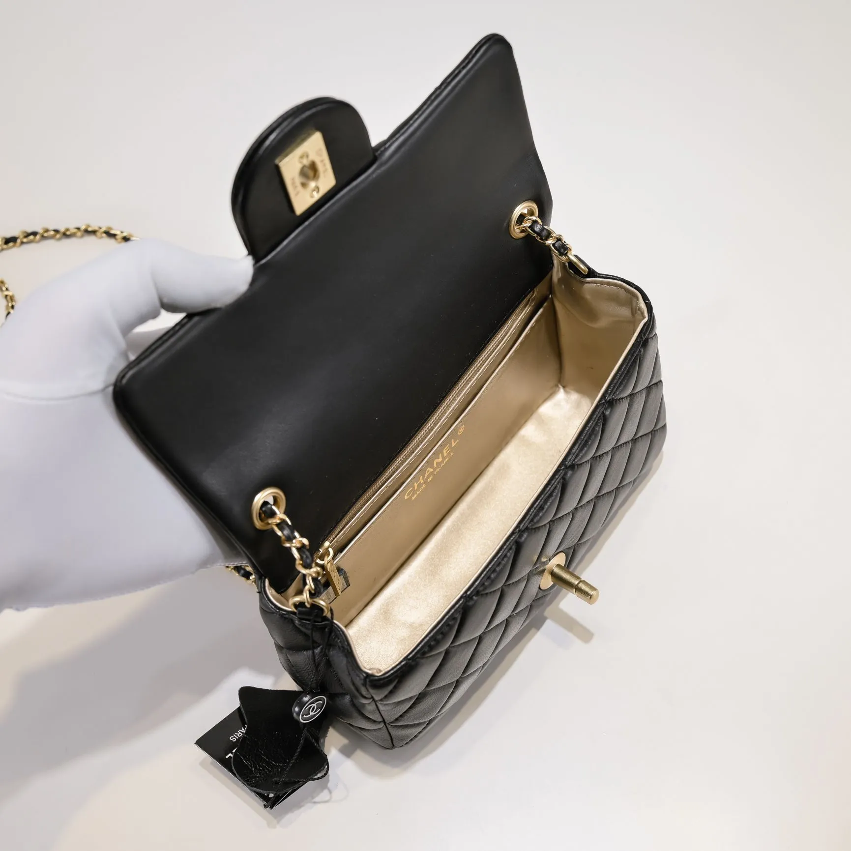 💰370￥💞Chanel✨The most popular metal cf mini flap bag, hollow braided rope gold ball, an extra small gold ball on the chain, the finishing touch, the icing on the cake. It is not only retro and beautiful, but also the length of the chain can be adjusted. It can be used as a waist bag or as a crossbody on one shoulder. It is so exquisite and perfect💕 Love it🥰🥰Out of stock all over the world🤩🤩Model number: 1787 Size: 20*13*7cm