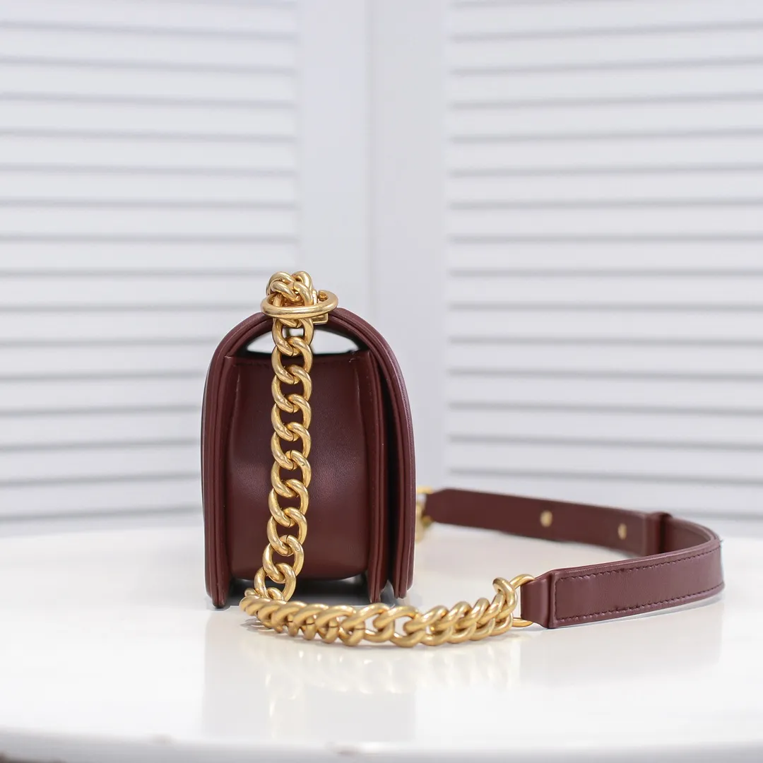 💰400￥ (Full sheepskin with original hardware) [Smile] Chanel Chanel 👑 Lambskin [Lightning] Thickened electroplated hardware accessories 🌈 The workmanship is comparable to the original order 💪 The bottom can be pinched and rebounded without trace, absolutely spot-on and real-life, fashionable and durable 💪💪 High-end quality, no pressure in and out of the drill cabinet 💏, size 20*12*7cm, style number 67085