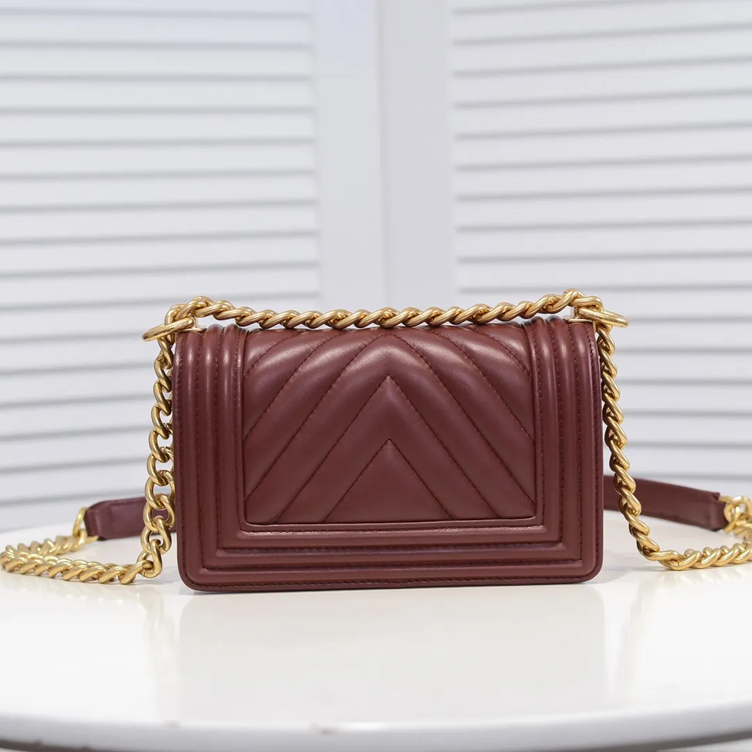 💰400￥ (Full sheepskin with original hardware) [Smile] Chanel Chanel 👑 Lambskin [Lightning] Thickened electroplated hardware accessories 🌈 The workmanship is comparable to the original order 💪 The bottom can be pinched and rebounded without trace, absolutely spot-on and real-life, fashionable and durable 💪💪 High-end quality, no pressure in and out of the drill cabinet 💏, size 20*12*7cm, style number 67085