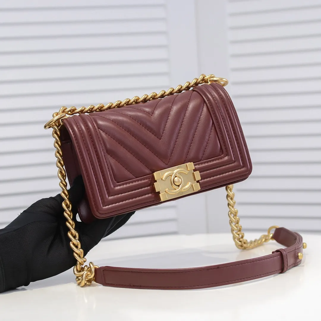 💰400￥ (Full sheepskin with original hardware) [Smile] Chanel Chanel 👑 Lambskin [Lightning] Thickened electroplated hardware accessories 🌈 The workmanship is comparable to the original order 💪 The bottom can be pinched and rebounded without trace, absolutely spot-on and real-life, fashionable and durable 💪💪 High-end quality, no pressure in and out of the drill cabinet 💏, size 20*12*7cm, style number 67085
