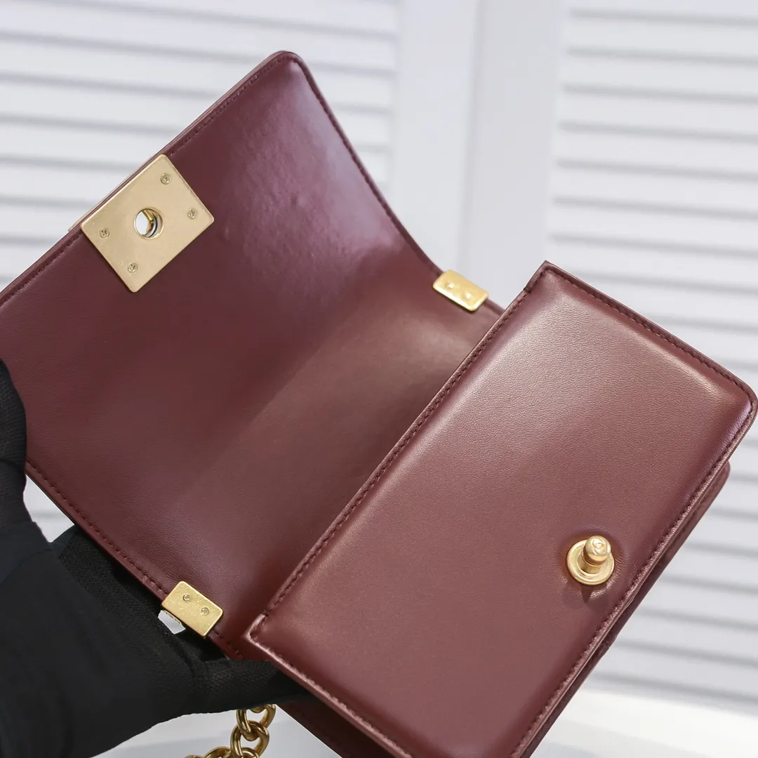 💰400￥ (Full sheepskin with original hardware) [Smile] Chanel Chanel 👑 Lambskin [Lightning] Thickened electroplated hardware accessories 🌈 The workmanship is comparable to the original order 💪 The bottom can be pinched and rebounded without trace, absolutely spot-on and real-life, fashionable and durable 💪💪 High-end quality, no pressure in and out of the drill cabinet 💏, size 20*12*7cm, style number 67085