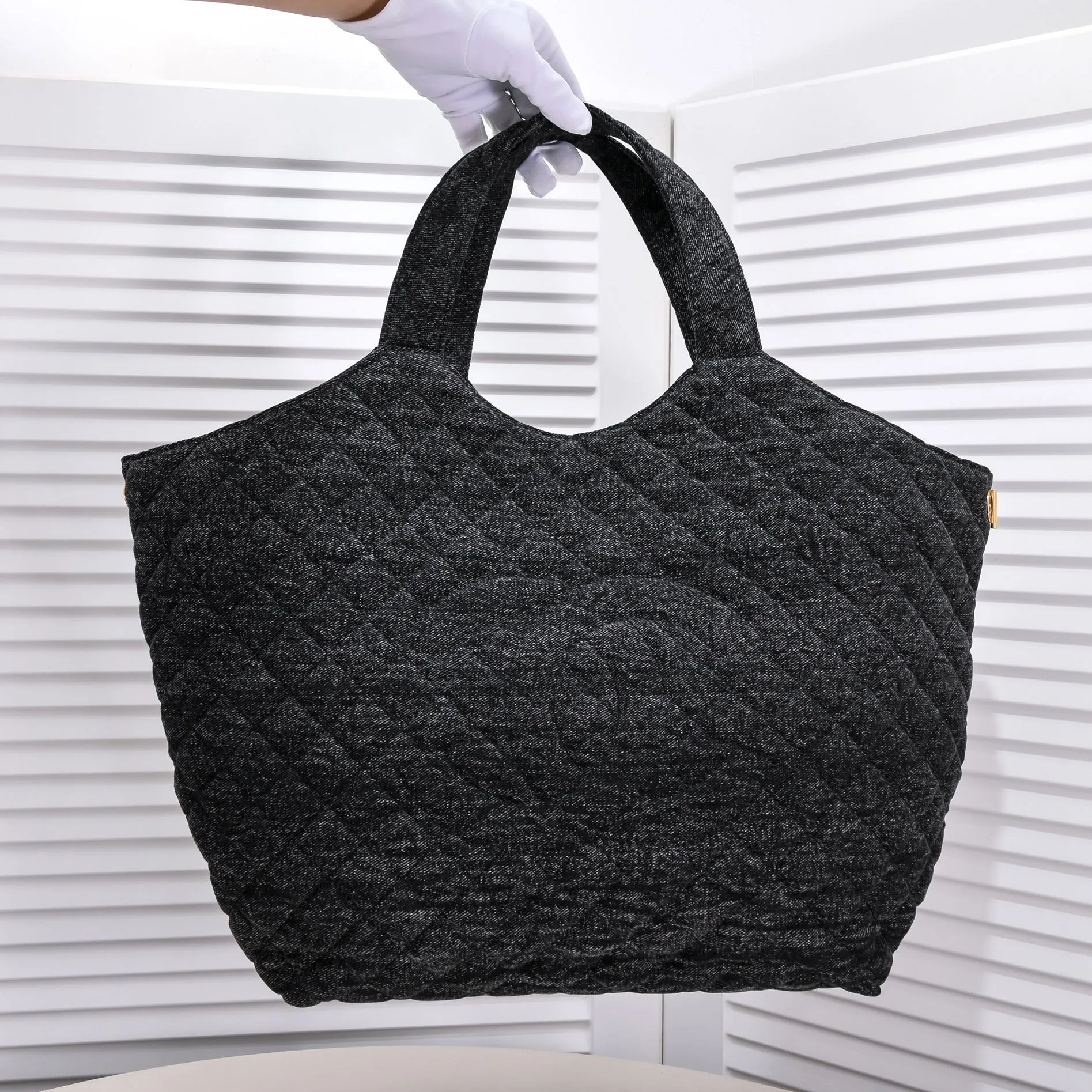 💰440￥𝗖𝗛𝗔𝗡𝗘𝗟 With the rise of the "little waste bag" trend, the sizes of major brand bags are getting smaller and smaller. While fashionable people carry their concave shapes, they often have to prepare a large handbag to hold mobile phones, water bottles, umbrellas and other daily items. It seems that they have heard everyone's needs. This season, 𝗖𝗛𝗔𝗡𝗘𝗟家 has launched a new bag IC that is said to be "able to hold everything in life" ARE, whose name originates from the Greek mythological figure - Icarus, is a three-dimensional monogram in the center of the Napa sheepskin. It is avant-garde and aura. The creative director of 𝗖𝗛𝗔𝗡𝗘𝗟 also said that this handbag will soon become the brand's most eye-catching new style. For people who cannot rely on small handbags for daily travel, Icare's spacious large-capacity design and simple and clean shape must be very suitable for you! Model: 9094 Large bag size: opening width 58cm, bottom width 47cm, height (with wrist) 61cm, bottom side width 8cm Small bag size: 27x13x8cm
