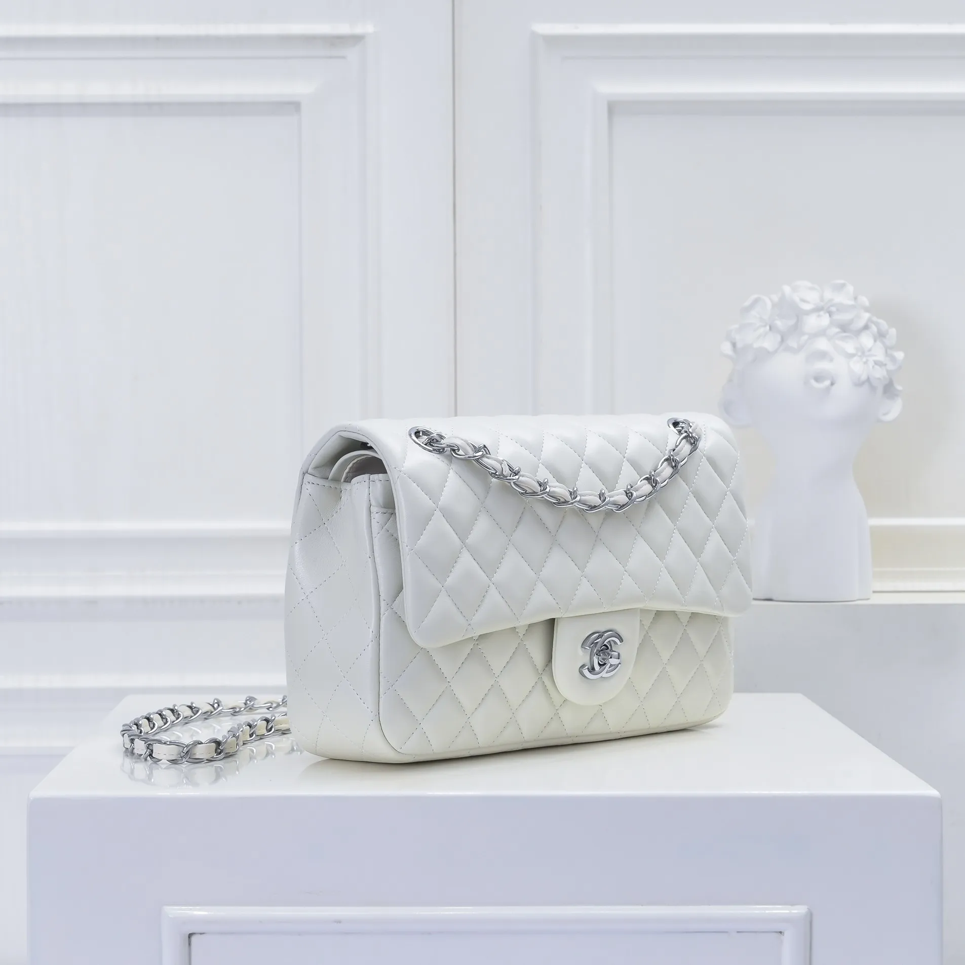 💰420￥Chanel🔥Exclusive quality real shot shipment✈️Official website updated simultaneously👑Chanel sheep pattern classic style with original hardware, summer style is coming💋CHANEL ‼ ️Crossbody bag, sheepskin with red lining🌸‼ ️ 🙈Fashion new favorite🙈 Size: 25.5*16*6.5. Style number: 1112 sheepskin