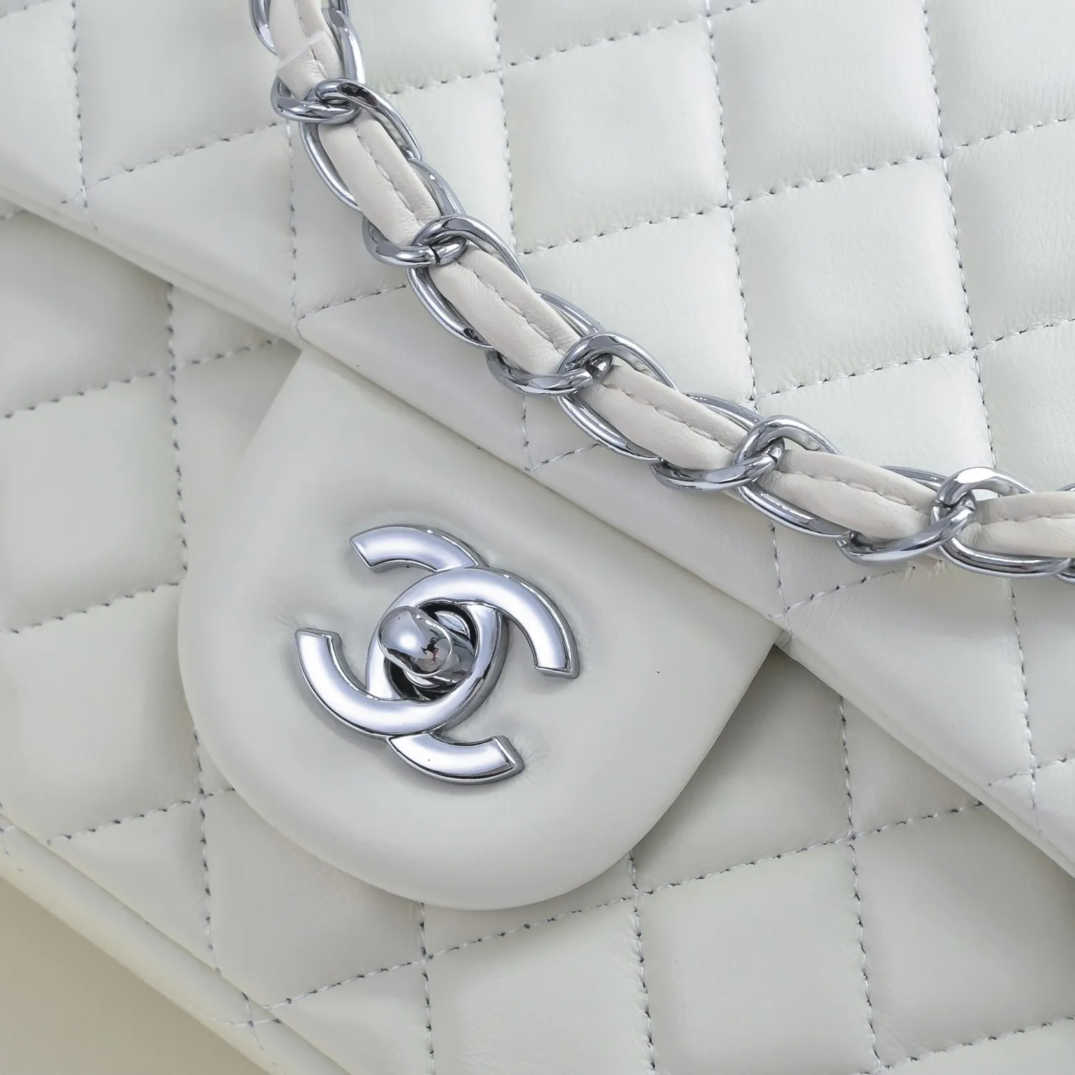 💰420￥Chanel🔥Exclusive quality real shot shipment✈️Official website updated simultaneously👑Chanel sheep pattern classic style with original hardware, summer style is coming💋CHANEL ‼ ️Crossbody bag, sheepskin with red lining🌸‼ ️ 🙈Fashion new favorite🙈 Size: 25.5*16*6.5. Style number: 1112 sheepskin