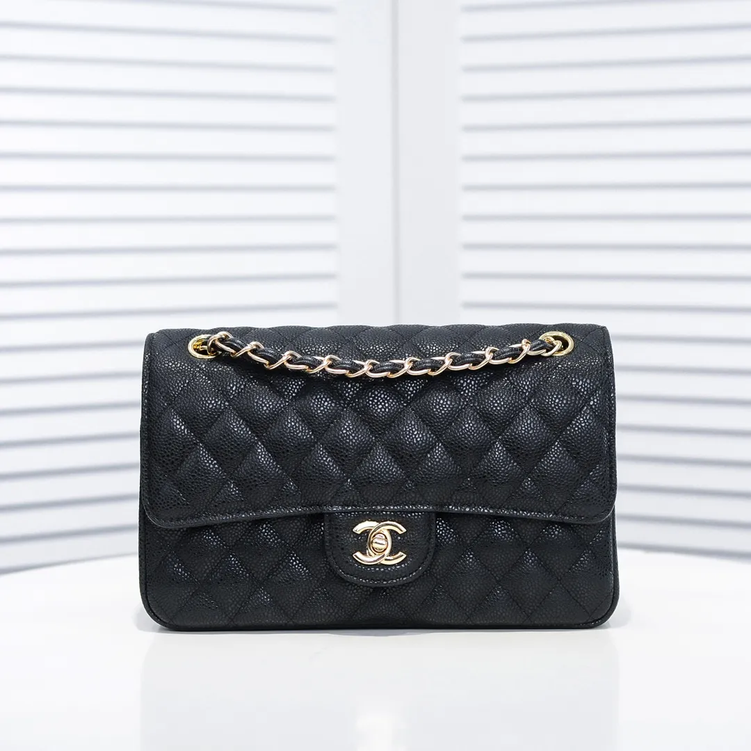 💰420￥Chanel,...Palace-level poison👏...Overseas original factory CF2.55...😱 Absolutely the top-notch caviar ball-grain cowhide you have never seen...✨Real K gold➰Gold buckle✨👑 The line spacing is perfectly consistent. The side of the bag is perfectly streamlined👏..It must have such a texture to be perfect💋 Follow the 9-pin diamond pattern. The flip cover is smooth and seamless ☑️ Strong visual three-dimensional effect 🔱 The diamond pattern is full and delicate 💑 It is super smooth, soft and comfortable to use 👒 CF is a must-have for girls. Size: 25.5*16*6.5cm. Style number: 1112 ball pattern