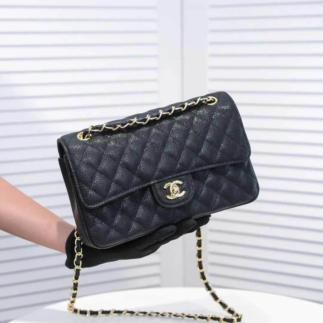 💰420￥Chanel,...Palace-level poison👏...Overseas original factory CF2.55...😱 Absolutely the top-notch caviar ball-grain cowhide you have never seen...✨Real K gold➰Gold buckle✨👑 The line spacing is perfectly consistent. The side of the bag is perfectly streamlined👏..It must have such a texture to be perfect💋 Follow the 9-pin diamond pattern. The flip cover is smooth and seamless ☑️ Strong visual three-dimensional effect 🔱 The diamond pattern is full and delicate 💑 It is super smooth, soft and comfortable to use 👒 CF is a must-have for girls. Size: 25.5*16*6.5cm. Style number: 1112 ball pattern