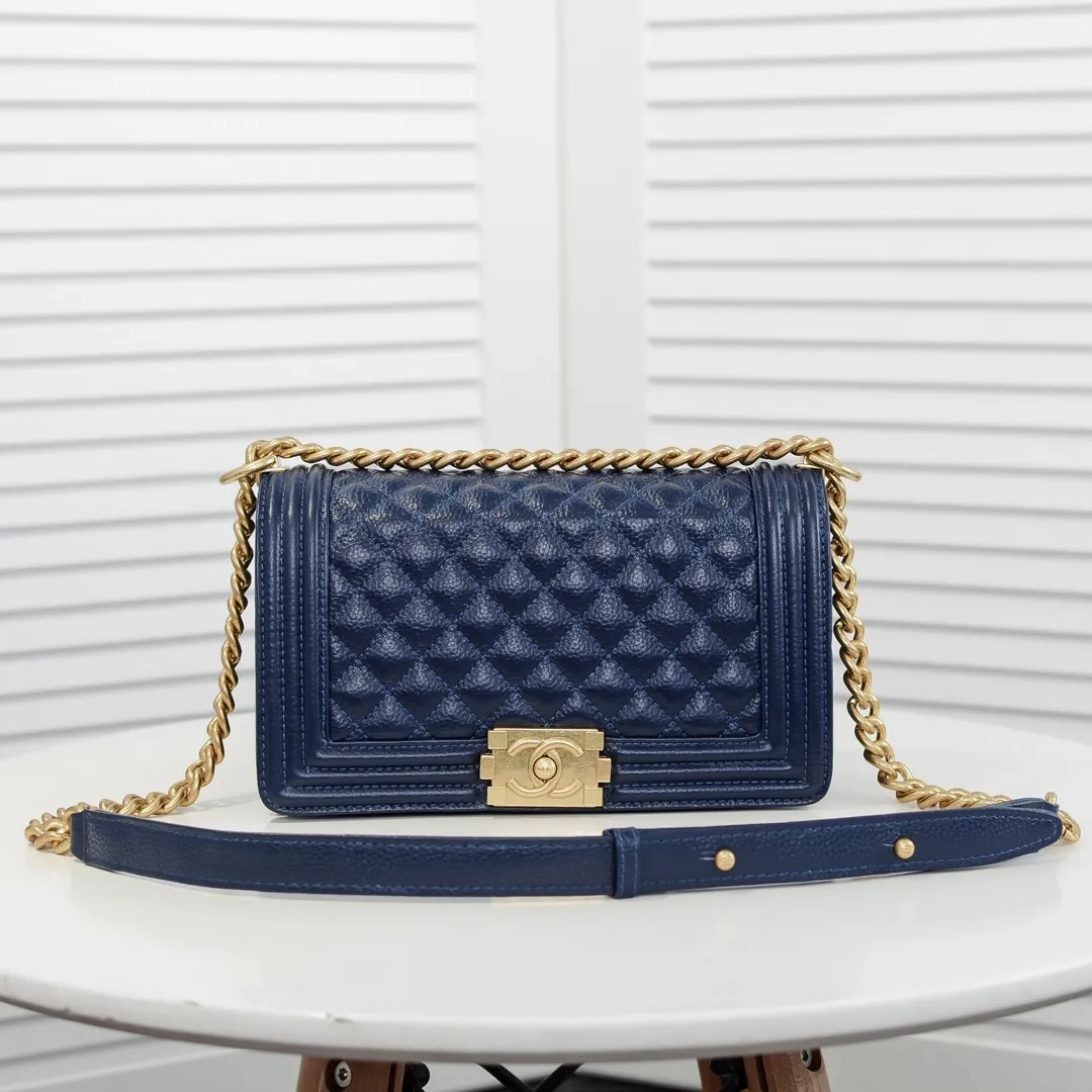 💰460￥ "Full leather inside and out with original hardware" Chanel👑 Using imported first-layer cowhide with lychee pattern [color] [lightning] thickened electroplated hardware accessories🌈The workmanship is comparable to the original order💪The bottom can be pinched and rebounded without trace, absolutely spot-on and real-life, fashionable and durable💪💪High-end quality, no pressure in and out of the drill cabinet💏, size 25*15*8cm Style number: 67086