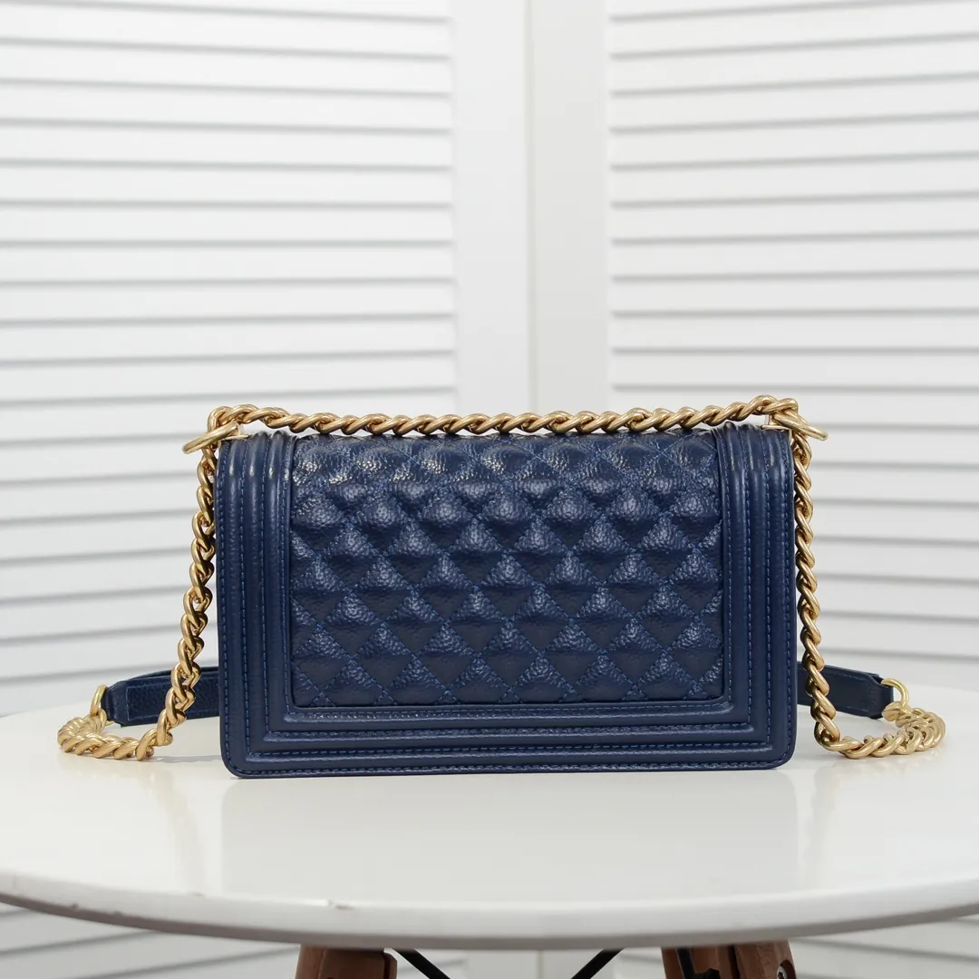 💰460￥ "Full leather inside and out with original hardware" Chanel👑 Using imported first-layer cowhide with lychee pattern [color] [lightning] thickened electroplated hardware accessories🌈The workmanship is comparable to the original order💪The bottom can be pinched and rebounded without trace, absolutely spot-on and real-life, fashionable and durable💪💪High-end quality, no pressure in and out of the drill cabinet💏, size 25*15*8cm Style number: 67086