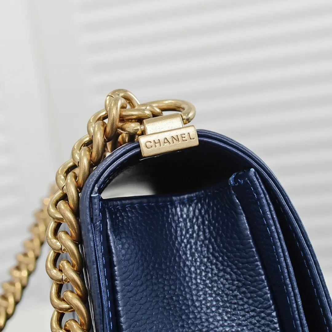 💰460￥ "Full leather inside and out with original hardware" Chanel👑 Using imported first-layer cowhide with lychee pattern [color] [lightning] thickened electroplated hardware accessories🌈The workmanship is comparable to the original order💪The bottom can be pinched and rebounded without trace, absolutely spot-on and real-life, fashionable and durable💪💪High-end quality, no pressure in and out of the drill cabinet💏, size 25*15*8cm Style number: 67086