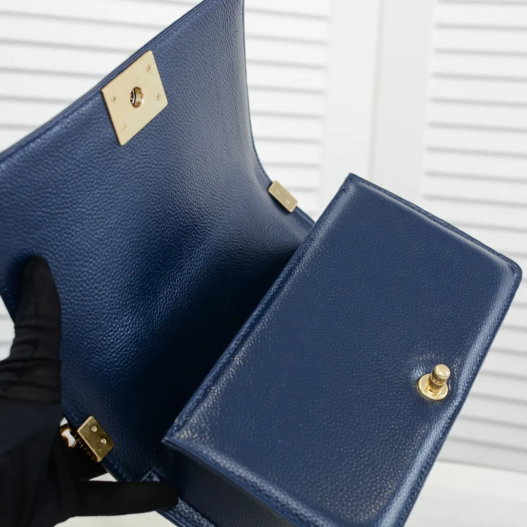 💰460￥ "Full leather inside and out with original hardware" Chanel👑 Using imported first-layer cowhide with lychee pattern [color] [lightning] thickened electroplated hardware accessories🌈The workmanship is comparable to the original order💪The bottom can be pinched and rebounded without trace, absolutely spot-on and real-life, fashionable and durable💪💪High-end quality, no pressure in and out of the drill cabinet💏, size 25*15*8cm Style number: 67086