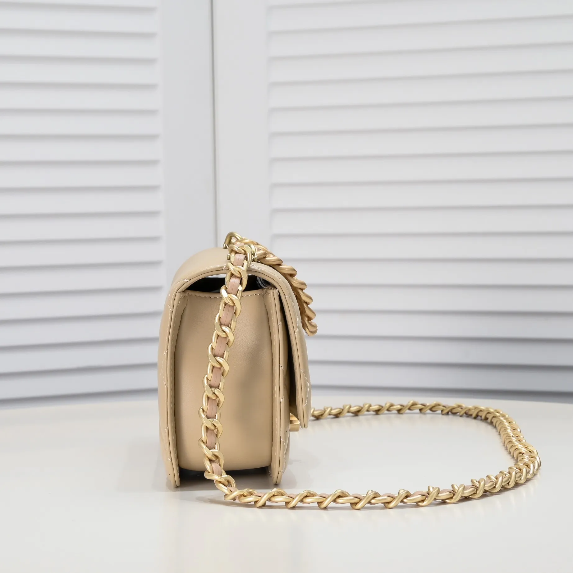 💰420￥Chanel should be like this⁠⁡‍⁡like⁠‍⁡⁢laid⁠⁠⁠lazy⁡casual⁠‍refined and harder, The skin⁢⁡⁢⁢quality‍⁢is also⁢brighter⁢‍‍⁠a little bit brighter on the side⁡⁡, and the side⁠⁢⁢⁢⁢more⁡⁢feels more like Leboy’s⁢⁢⁡feeling~ It is square, because the ⁢⁢⁡⁠⁡⁡ is stiffer than the ⁢⁢⁢⁢⁢harder⁡⁠⁡, so it is thicker and thicker than the seasonal model. ⁡‍The actual volume⁡quantity⁠is⁠about⁠⁢much⁡~the texture⁢‍‍‍⁢⁢⁡⁡is more⁠⁠‍like⁠⁠⁡enjoy⁠⁡the seasonal soft⁢⁠sheepskin🌟chain‍ Size: 23×14×8cm Style number: 9108