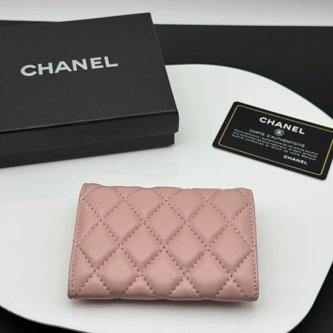 💰130 💎Top quality 💖 𝑪𝑯𝑨𝑵𝑬𝑳 Sheep pattern pink/gold 💌 23K classic diamond pattern lambskin Chanel wallet 👛 CHANEL Classic Series Many new cf small card bags are available! This card holder has an extra card pocket at the back than the previous classic card holder❤️You can store cards and coins separately😊A very practical coin purse❤️Model number: AP458 Size: 11X7.5X2