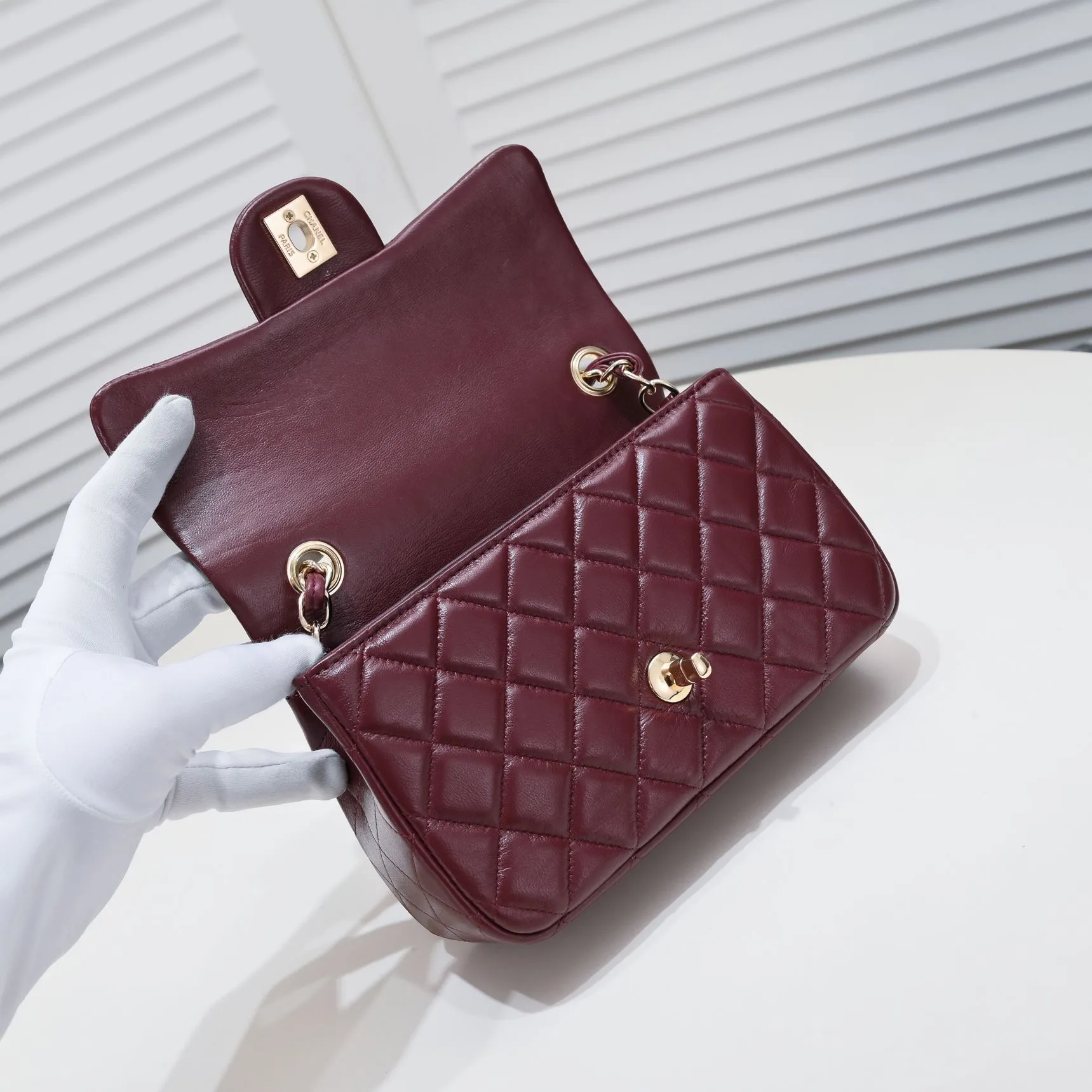 💰320￥Maroon CF versatile lambskin🌹 Chanel💃🏻‼ ️Eternal classic style [shy] noble temperament💃🏻favorite of celebrities🌟soft leather and high-end👍counter hardware exquisite workmanship to reject flaws [strong] both dazzling and feminine 😝[strong] luxurious and durable🌟Size: 20*14*7cm Style number: 1116
