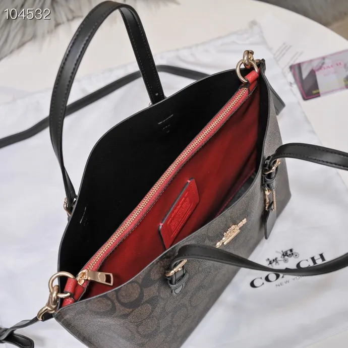 P340 [Top original order] Coach's new Mollie tote tote bag, small size c4250. Small tote bags are very popular recently~ It has a tote shape and is very delicate and compact. The presbyopic color is particularly classic, and the compartment has a zipper, which is very practical! Size:25*19*12cm