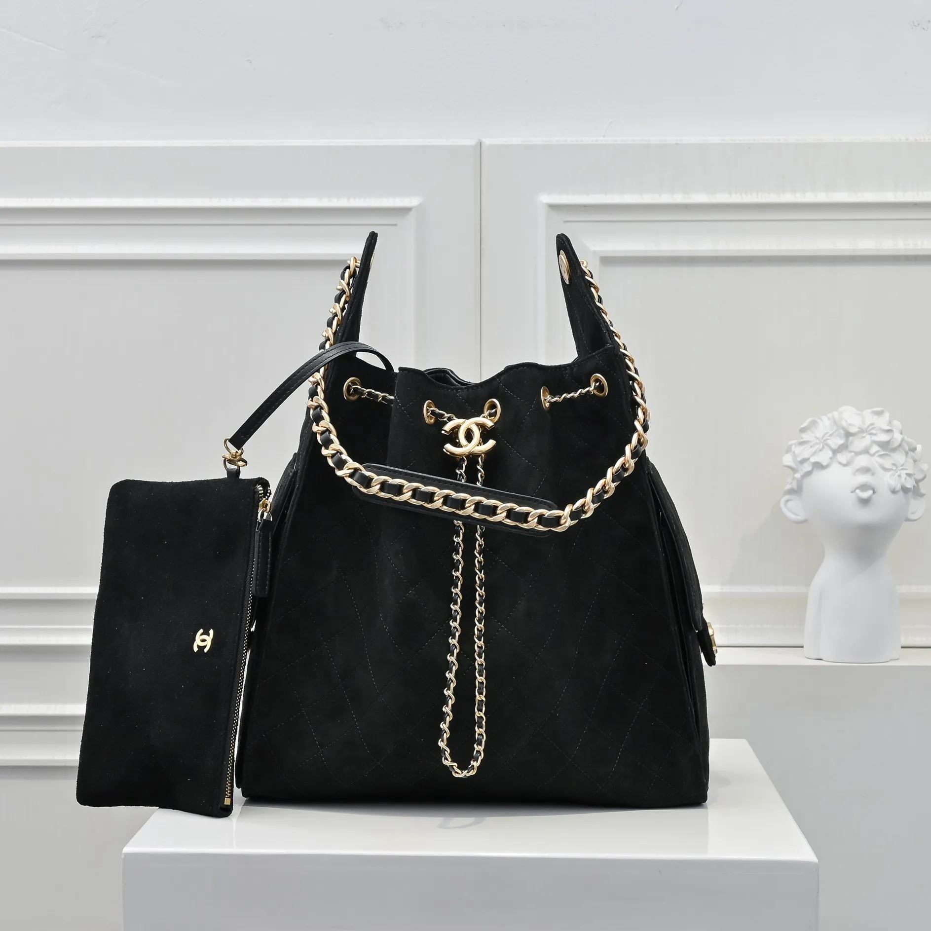 💰620￥Large size upgraded chanel 25c bag king suede cowhide hobo armpit bag hippie armpit bag large retro gold coin button drawstring bucket bag + rhombus pattern + retro black gold classic chain design, full of luxury! A must-have for daily travel, with exquisite appearance and delicate texture, it can be easily worn in both casual and formal occasions. Size: 40x30x15cm Style No.: 7073 Material: Matte cowhide