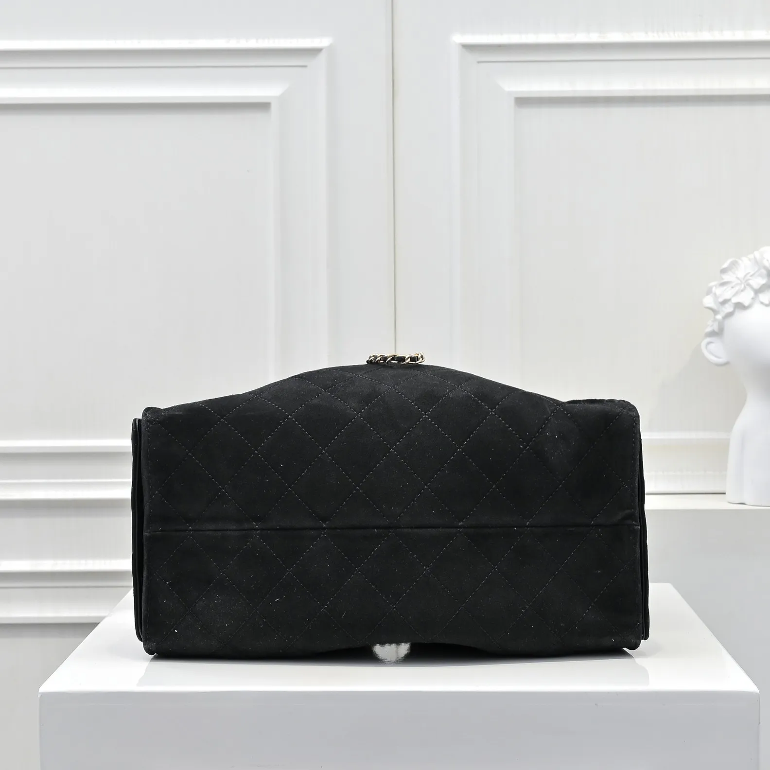 💰620￥Large size upgraded chanel 25c bag king suede cowhide hobo armpit bag hippie armpit bag large retro gold coin button drawstring bucket bag + rhombus pattern + retro black gold classic chain design, full of luxury! A must-have for daily travel, with exquisite appearance and delicate texture, it can be easily worn in both casual and formal occasions. Size: 40x30x15cm Style No.: 7073 Material: Matte cowhide