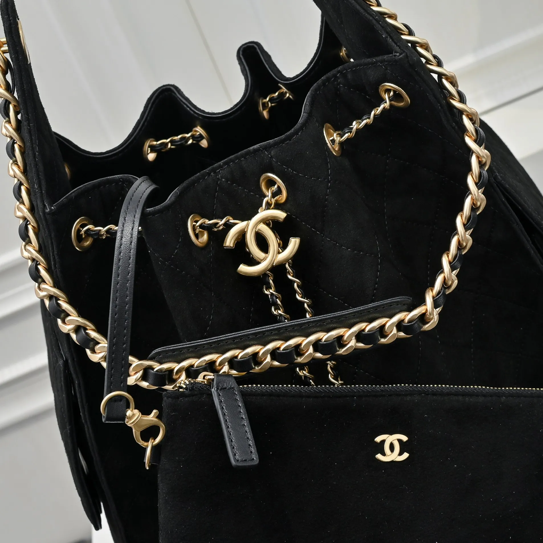 💰620￥Large size upgraded chanel 25c bag king suede cowhide hobo armpit bag hippie armpit bag large retro gold coin button drawstring bucket bag + rhombus pattern + retro black gold classic chain design, full of luxury! A must-have for daily travel, with exquisite appearance and delicate texture, it can be easily worn in both casual and formal occasions. Size: 40x30x15cm Style No.: 7073 Material: Matte cowhide
