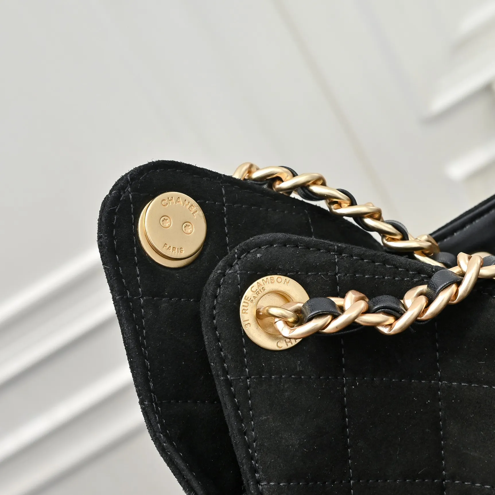 💰620￥Large size upgraded chanel 25c bag king suede cowhide hobo armpit bag hippie armpit bag large retro gold coin button drawstring bucket bag + rhombus pattern + retro black gold classic chain design, full of luxury! A must-have for daily travel, with exquisite appearance and delicate texture, it can be easily worn in both casual and formal occasions. Size: 40x30x15cm Style No.: 7073 Material: Matte cowhide