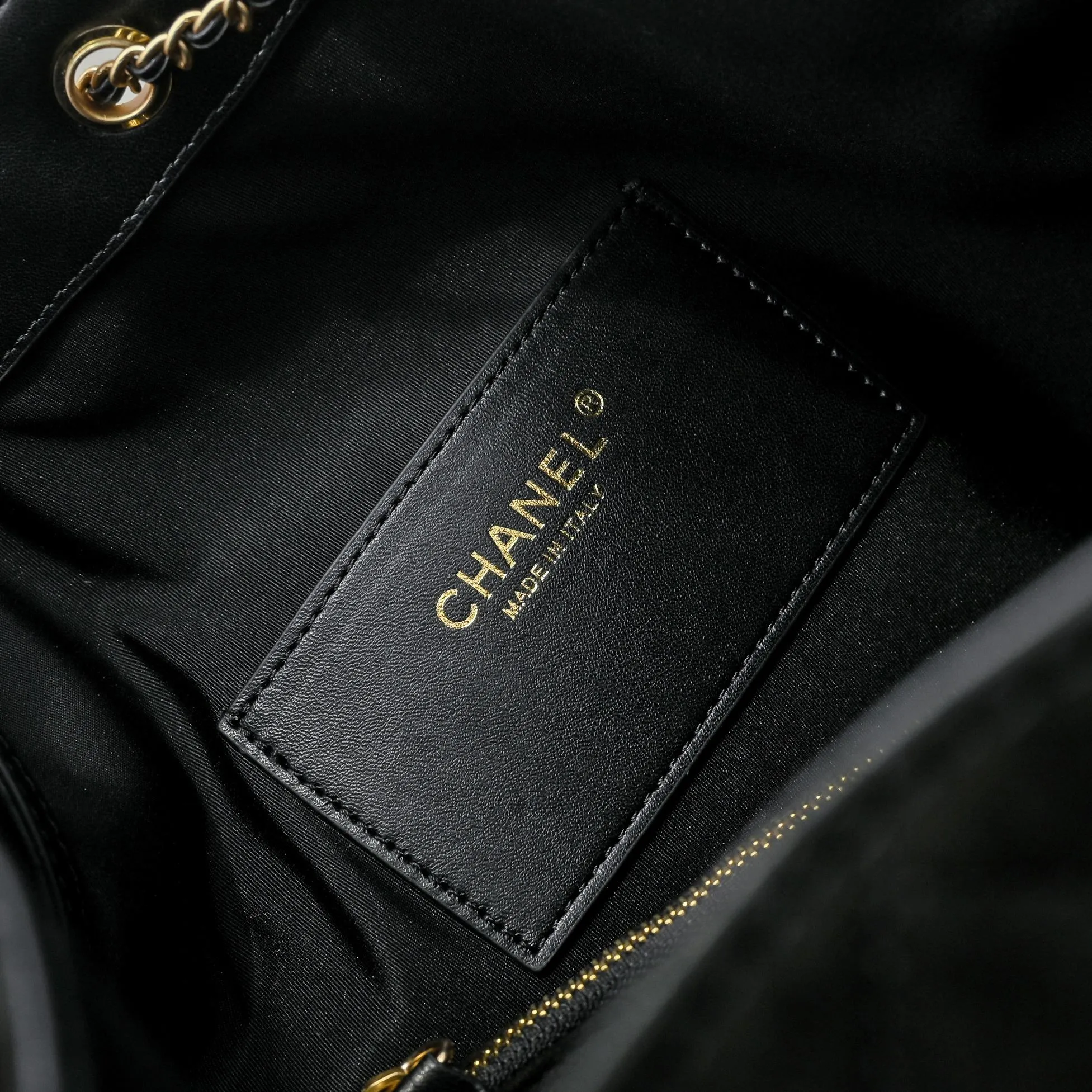 💰620￥Large size upgraded chanel 25c bag king suede cowhide hobo armpit bag hippie armpit bag large retro gold coin button drawstring bucket bag + rhombus pattern + retro black gold classic chain design, full of luxury! A must-have for daily travel, with exquisite appearance and delicate texture, it can be easily worn in both casual and formal occasions. Size: 40x30x15cm Style No.: 7073 Material: Matte cowhide