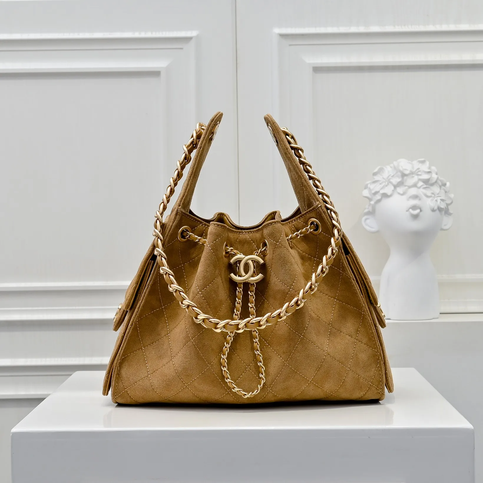 💰540￥Upgraded version of chanel 25c matte cowhide hobo armpit bag hippie armpit bag small retro gold coin button drawstring bucket bag + rhombus pattern + retro black gold classic chain design, full of high-end sense! A must-have for daily travel, with exquisite appearance and delicate texture, it can be easily worn in both casual and formal occasions. Size: 30x26x14cm Style No.: 7071 Material: Matte