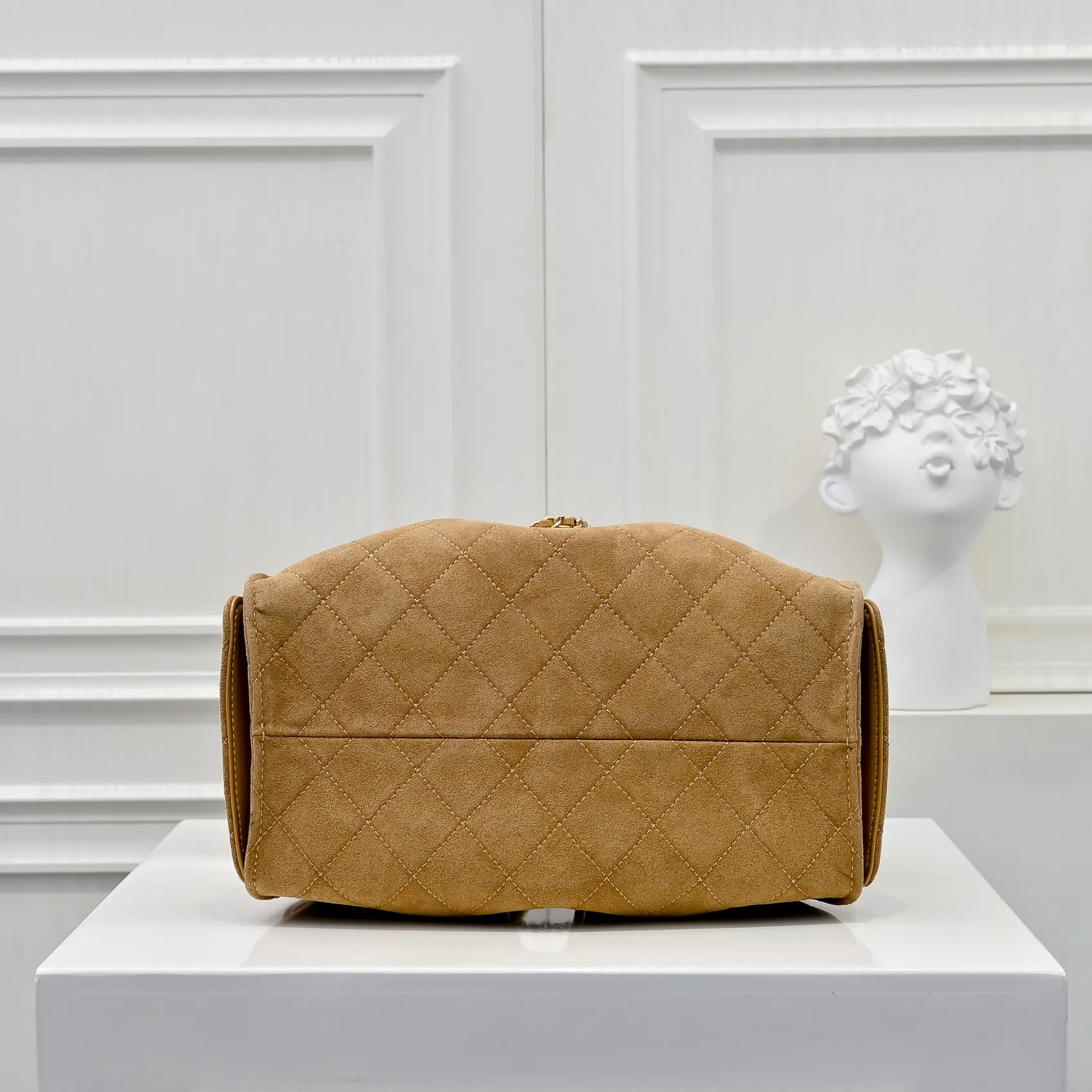 💰540￥Upgraded version of chanel 25c matte cowhide hobo armpit bag hippie armpit bag small retro gold coin button drawstring bucket bag + rhombus pattern + retro black gold classic chain design, full of high-end sense! A must-have for daily travel, with exquisite appearance and delicate texture, it can be easily worn in both casual and formal occasions. Size: 30x26x14cm Style No.: 7071 Material: Matte