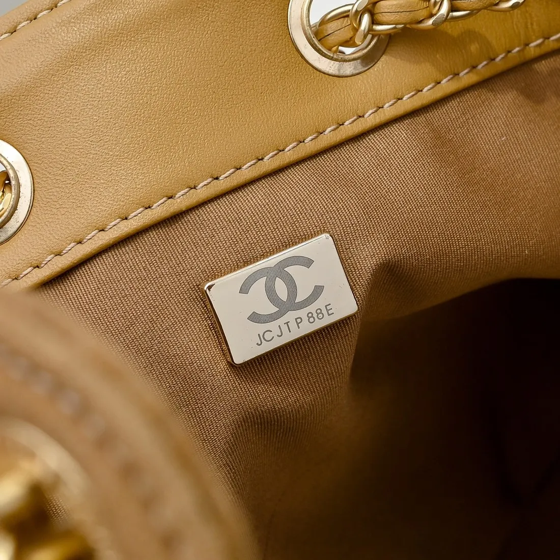 💰540￥Upgraded version of chanel 25c matte cowhide hobo armpit bag hippie armpit bag small retro gold coin button drawstring bucket bag + rhombus pattern + retro black gold classic chain design, full of high-end sense! A must-have for daily travel, with exquisite appearance and delicate texture, it can be easily worn in both casual and formal occasions. Size: 30x26x14cm Style No.: 7071 Material: Matte