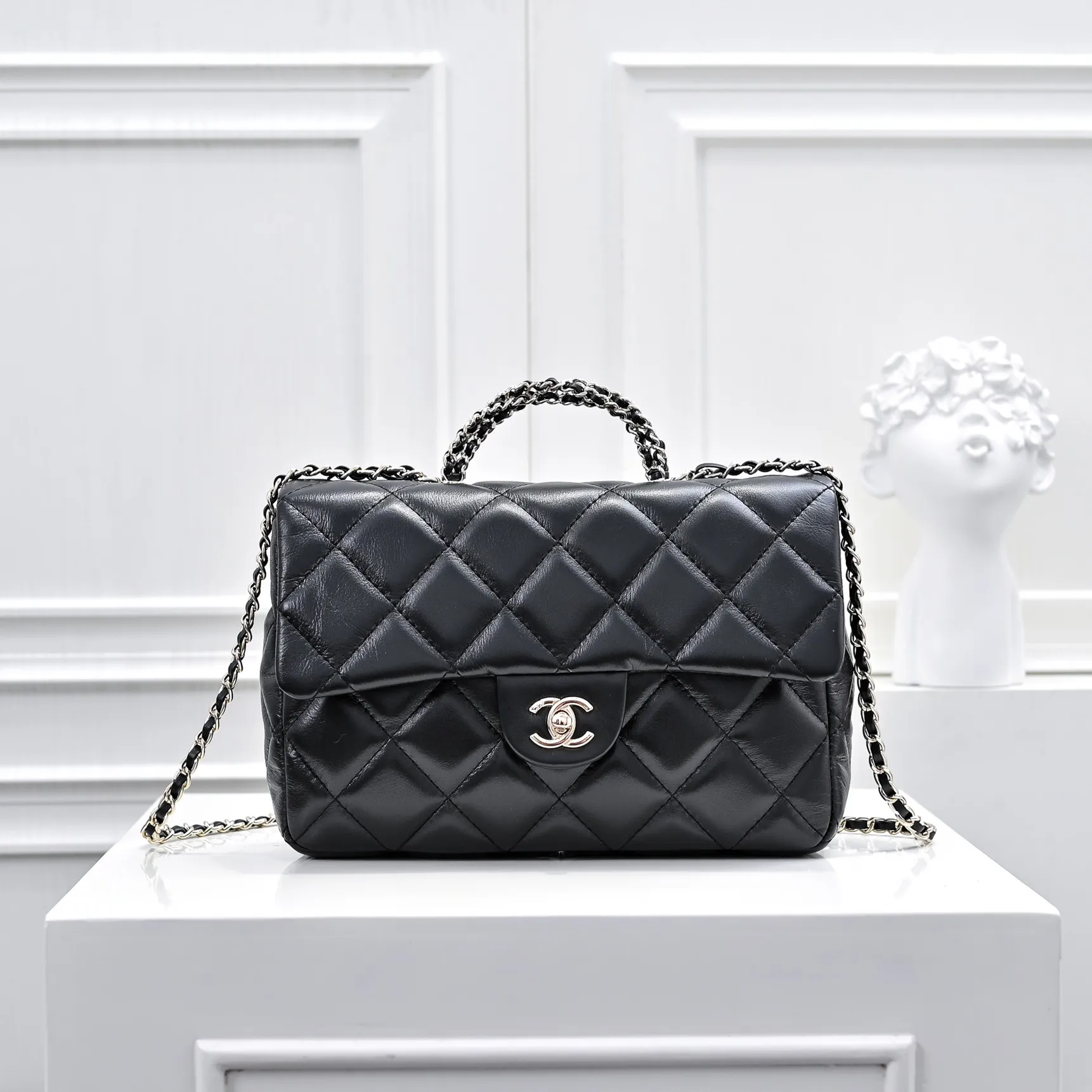 💰480￥Large size👑Chanel24B new series has a top layer of oil-wax leather, which is both beautiful and very resistant. The twist handle is a new height of "twist-like" metal chain handle, which is an integrated fixed handle composed of three non-connected chains. Large size: 25x17cm, style number: 367