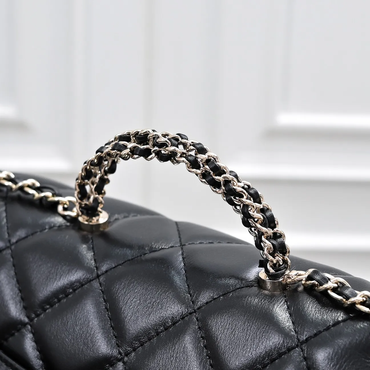 💰480￥Large size👑Chanel24B new series has a top layer of oil-wax leather, which is both beautiful and very resistant. The twist handle is a new height of "twist-like" metal chain handle, which is an integrated fixed handle composed of three non-connected chains. Large size: 25x17cm, style number: 367