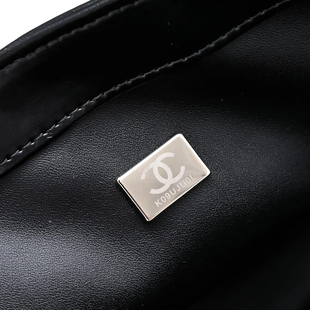 💰480￥Large size👑Chanel24B new series has a top layer of oil-wax leather, which is both beautiful and very resistant. The twist handle is a new height of "twist-like" metal chain handle, which is an integrated fixed handle composed of three non-connected chains. Large size: 25x17cm, style number: 367