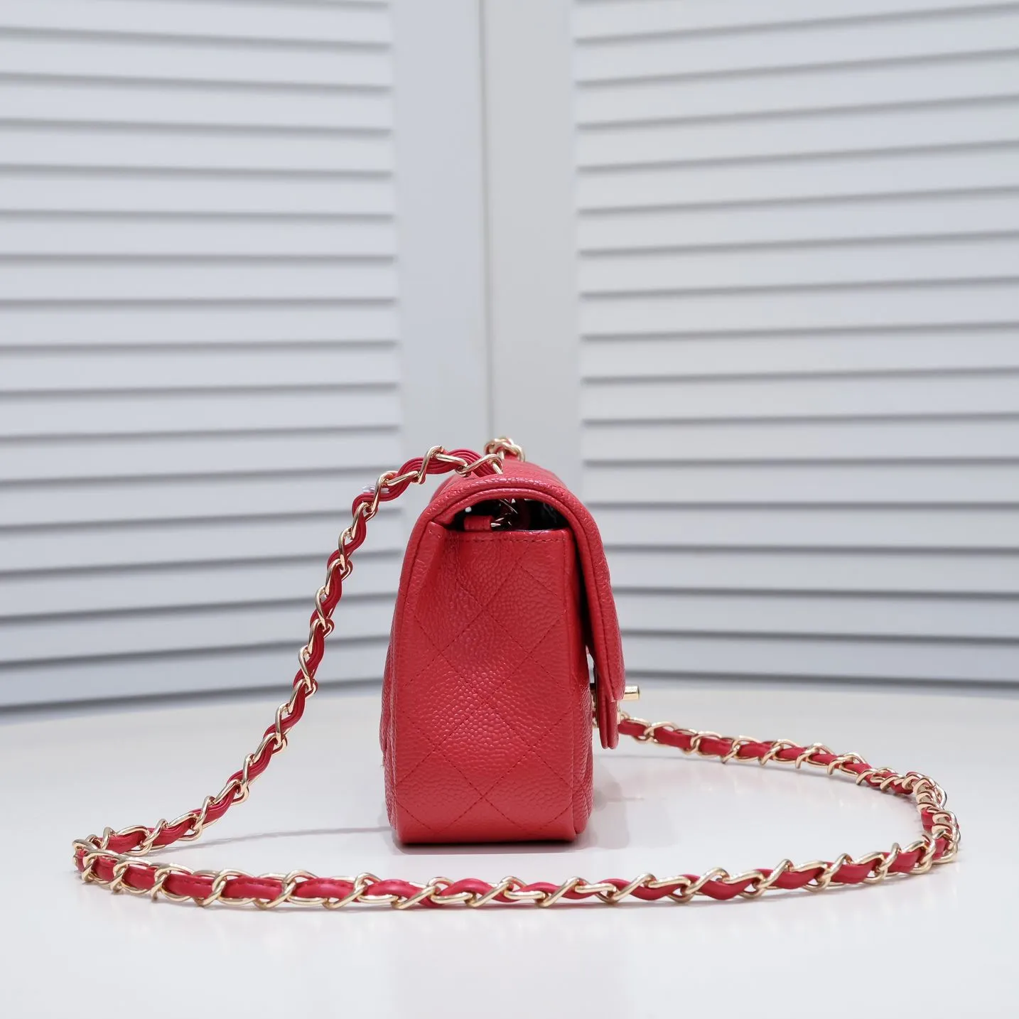 💰320￥Bright red💥CF versatile style caviar cowhide🌹 Chanel💃🏻‼ ️Eternal classic style [shy] noble temperament💃🏻favorite of celebrities🌟soft leather and high-end👍counter hardware exquisite workmanship to reject defects [strong] both dazzling and feminine 😝[strong] luxurious and durable🌟size: 20*14*7cm style number 1116 reverse edge