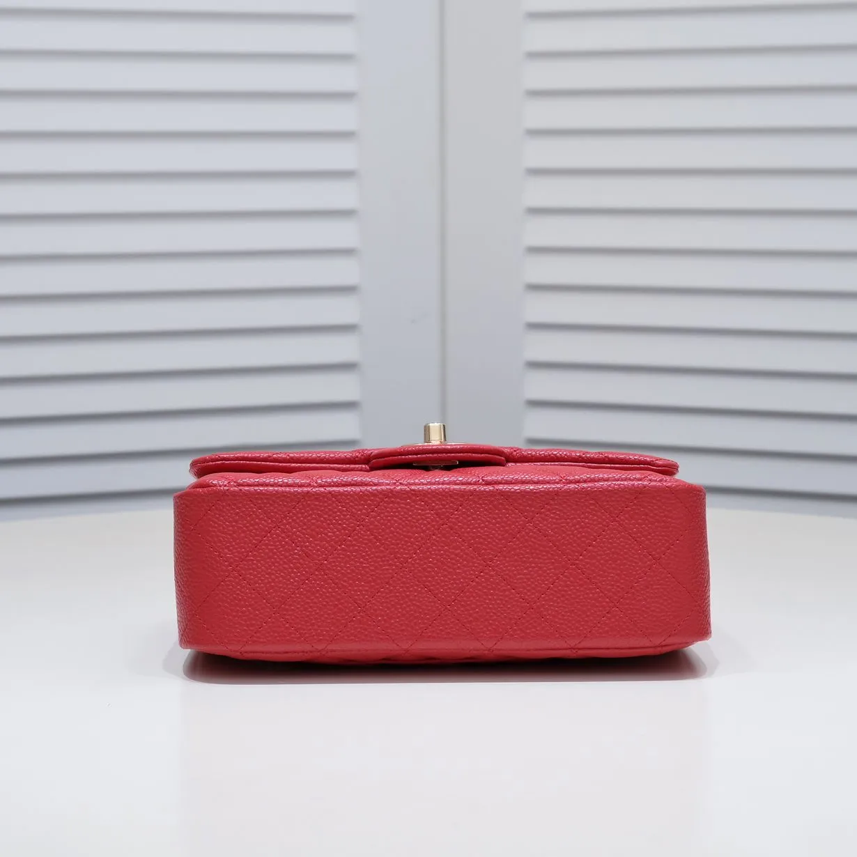 💰320￥Bright red💥CF versatile style caviar cowhide🌹 Chanel💃🏻‼ ️Eternal classic style [shy] noble temperament💃🏻favorite of celebrities🌟soft leather and high-end👍counter hardware exquisite workmanship to reject defects [strong] both dazzling and feminine 😝[strong] luxurious and durable🌟size: 20*14*7cm style number 1116 reverse edge