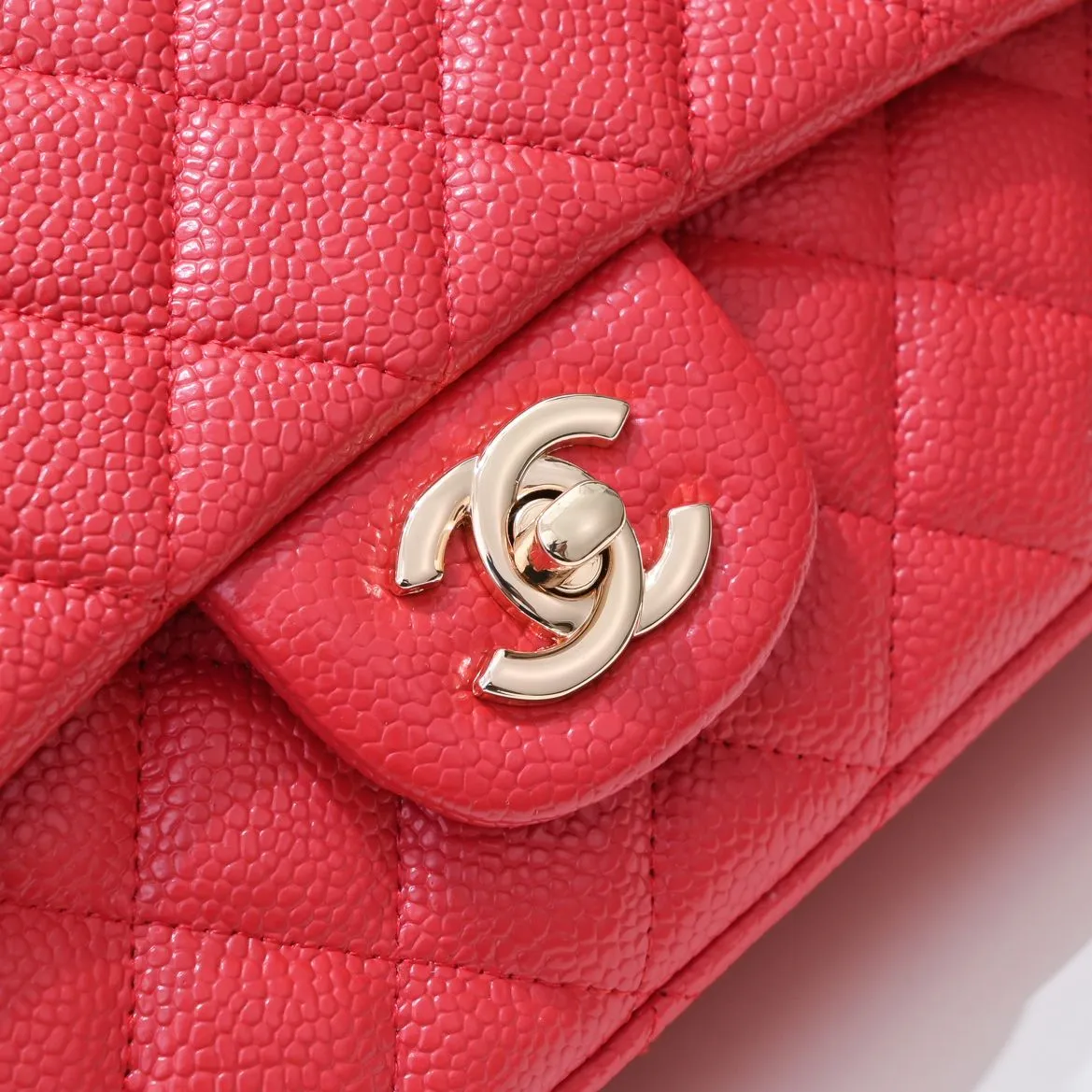 💰320￥Bright red💥CF versatile style caviar cowhide🌹 Chanel💃🏻‼ ️Eternal classic style [shy] noble temperament💃🏻favorite of celebrities🌟soft leather and high-end👍counter hardware exquisite workmanship to reject defects [strong] both dazzling and feminine 😝[strong] luxurious and durable🌟size: 20*14*7cm style number 1116 reverse edge