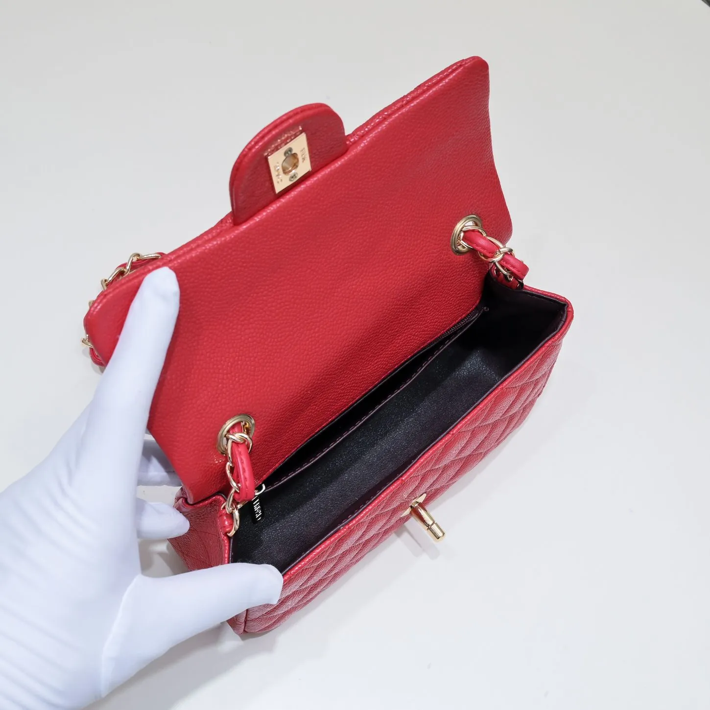 💰320￥Bright red💥CF versatile style caviar cowhide🌹 Chanel💃🏻‼ ️Eternal classic style [shy] noble temperament💃🏻favorite of celebrities🌟soft leather and high-end👍counter hardware exquisite workmanship to reject defects [strong] both dazzling and feminine 😝[strong] luxurious and durable🌟size: 20*14*7cm style number 1116 reverse edge