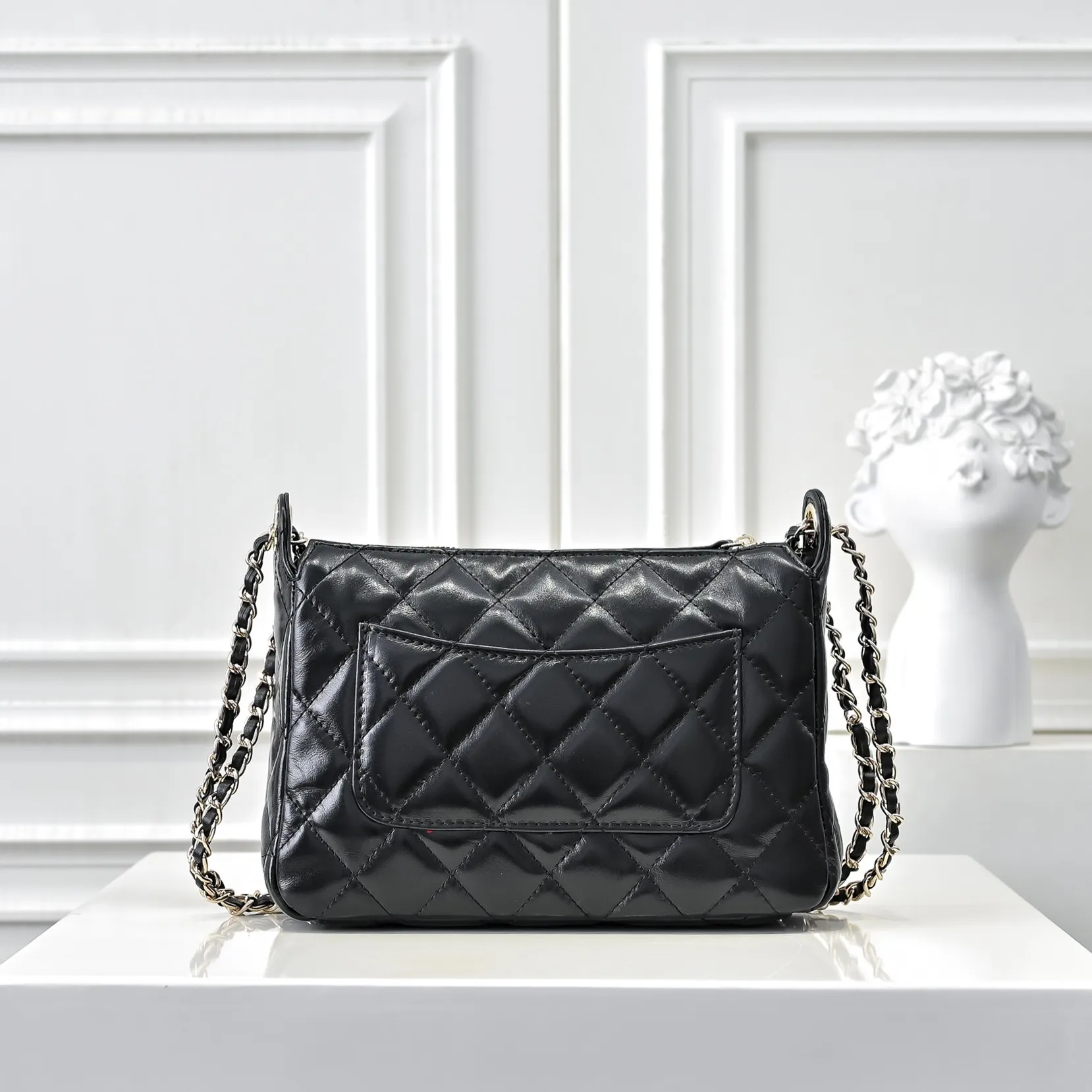 💰420￥Chanel25C spring and summer new camera bag 📷Full marks for high-end, worth recommending. The small and exquisite camera shape of lambskin with metal chain and golden embellishments not only add a touch of playfulness, but also make the whole thing more romantic and elegant~ This bag adds a touch of elf-like agility. It is a versatile item and can be worn on the shoulder or crossbody! Size: 23x15cm, style number 1223